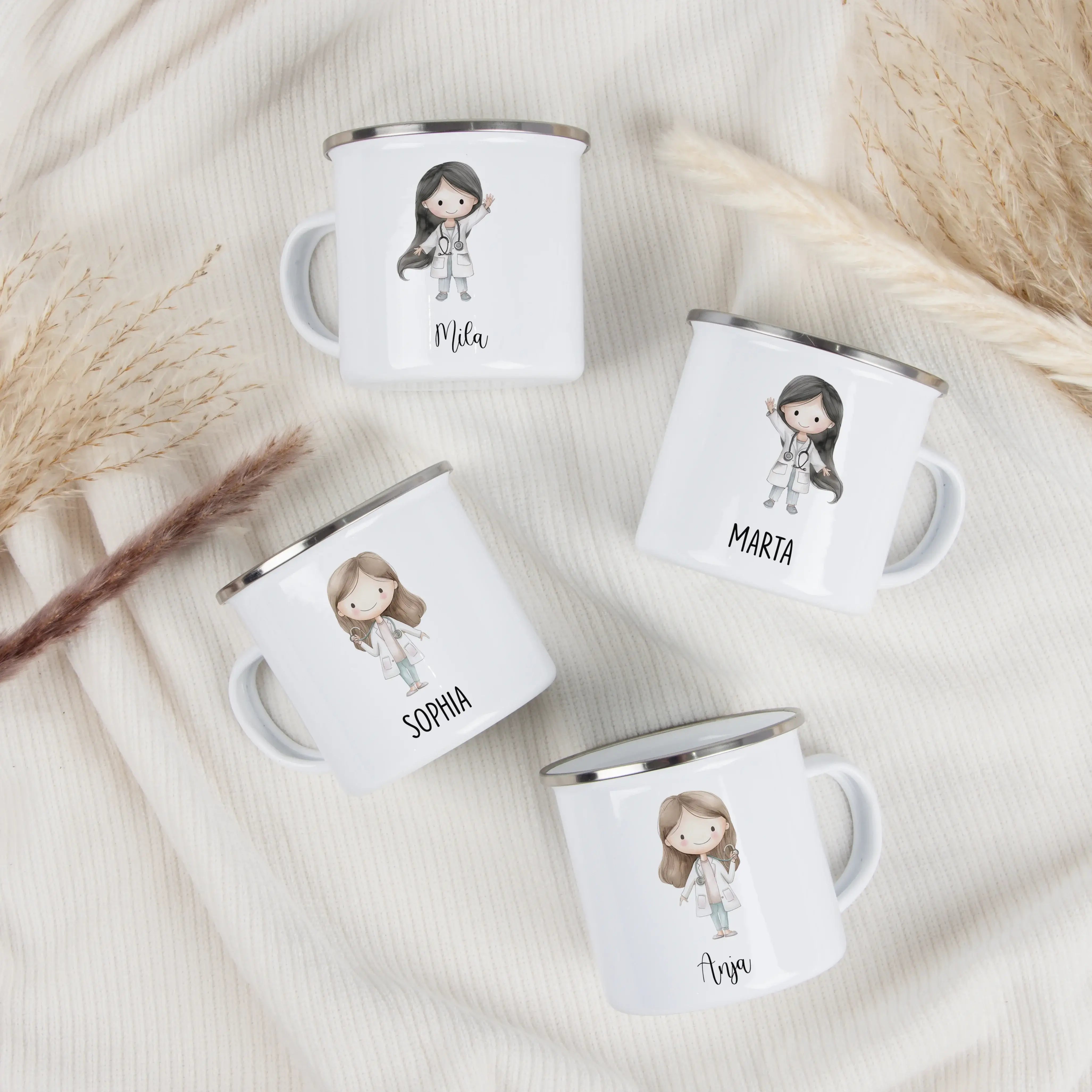 Emaille Tasse Ärztin-Emaille Tasse-famprints-Die Emaille Tasse Ärztin von famprints macht jeden Morgen ein bisschen besonderer, denn du verwandelst sie mit deinem Wunschmotiv in ein kleines persönliches Geschenk. Der zarte Aquarell-Charme der jungen Ärzti