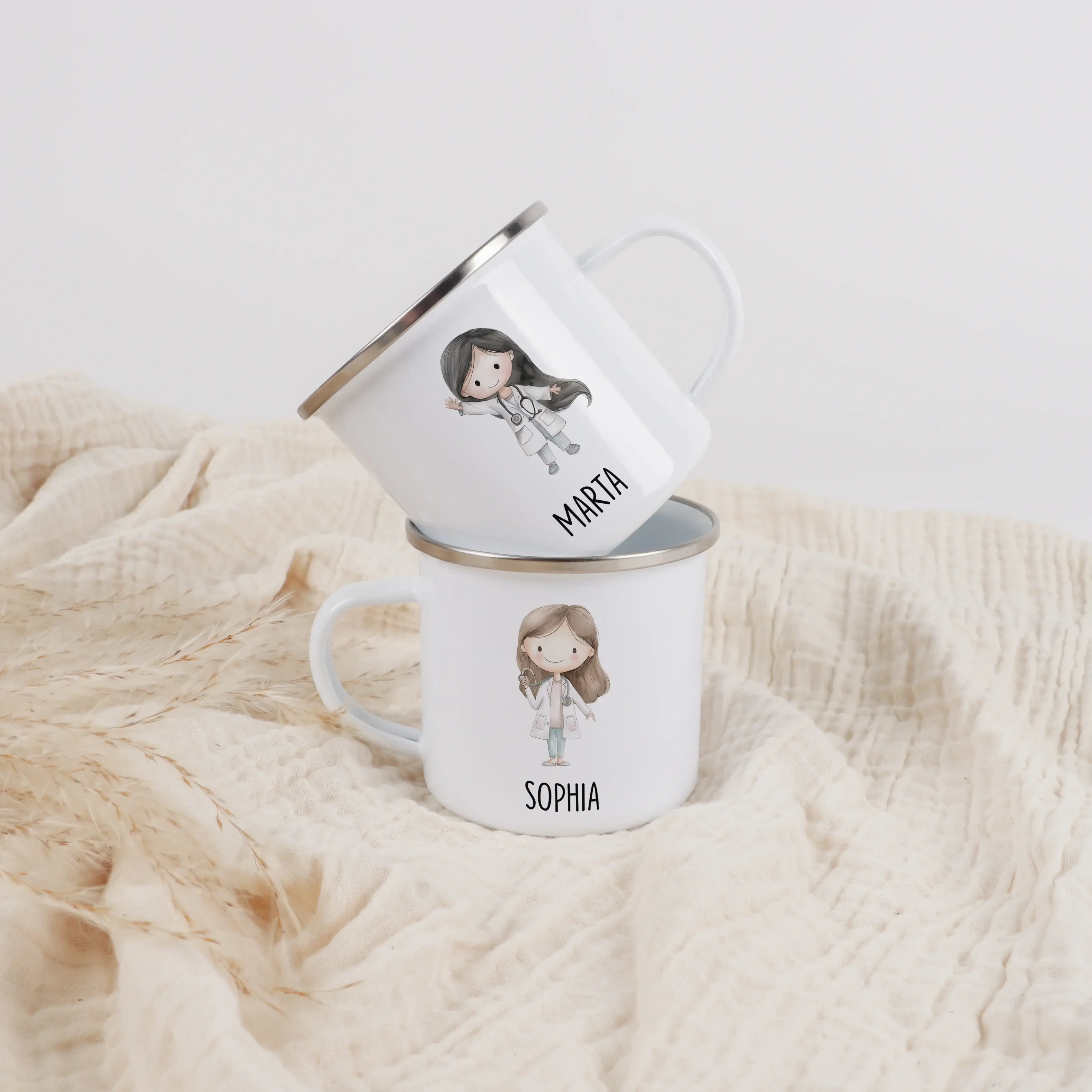 Emaille Tasse Ärztin-Emaille Tasse-famprints-Die Emaille Tasse Ärztin von famprints macht jeden Morgen ein bisschen besonderer, denn du verwandelst sie mit deinem Wunschmotiv in ein kleines persönliches Geschenk. Der zarte Aquarell-Charme der jungen Ärzti