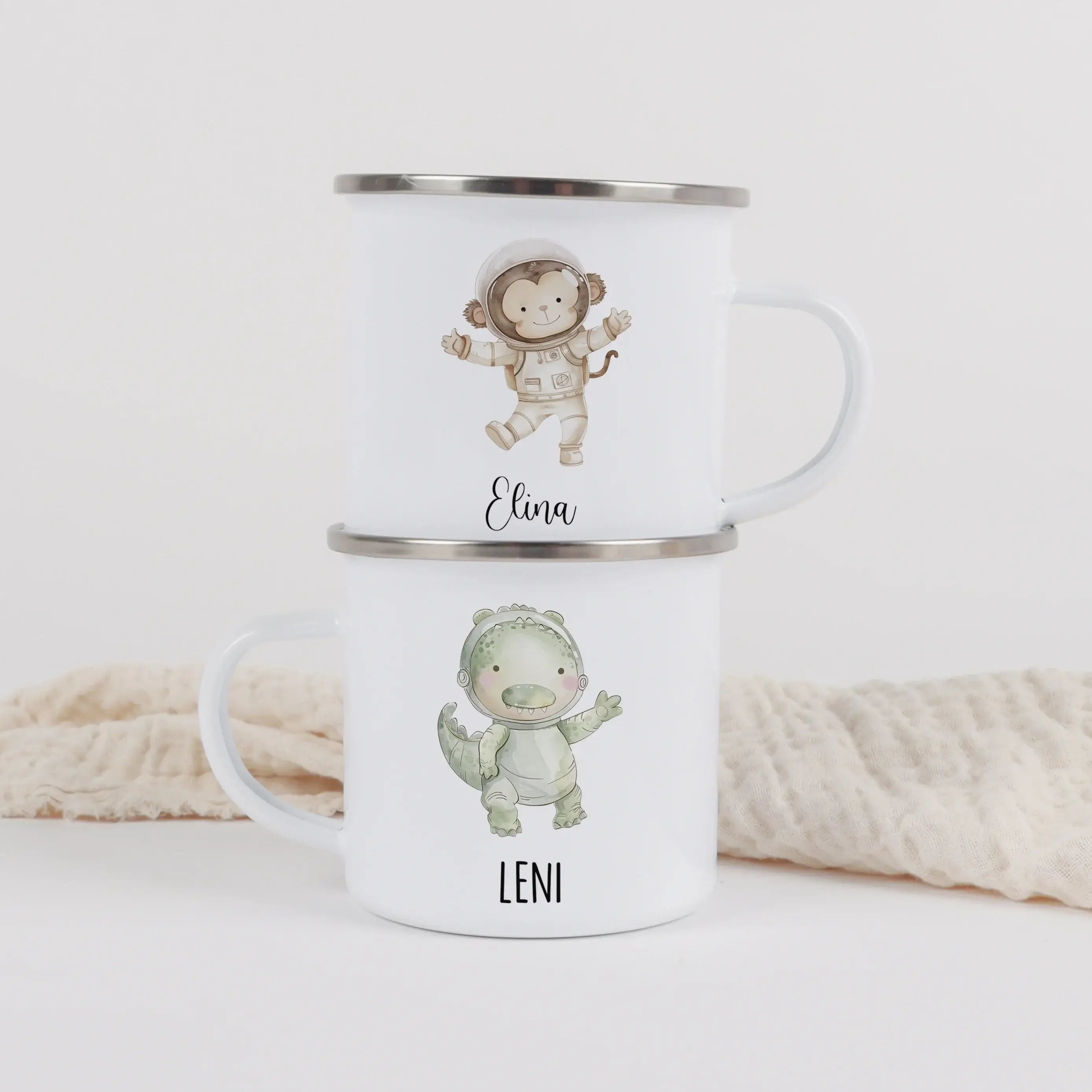Emaille Tasse Astronaut-Emaille Tasse-famprints-Die Emaille Tasse Astronaut von famprints verbindet ein liebevoll gestaltetes Weltraum Motiv mit deinem persönlichen Wunschname und wird so zu einem Geschenk, das Kinder auf Anhieb begeistert. Der farbenfroh