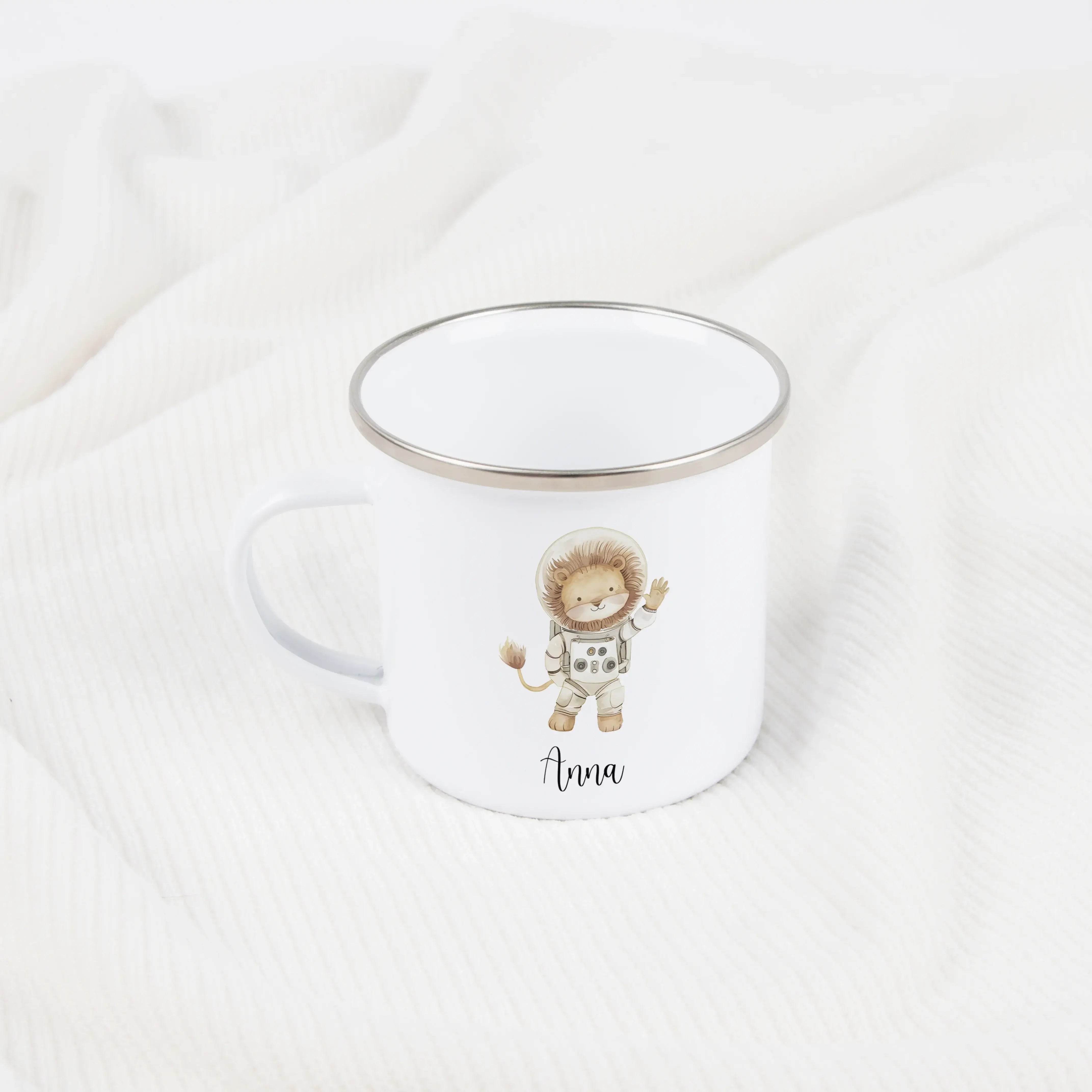 Emaille Tasse Astronaut-Emaille Tasse-famprints-Die Emaille Tasse Astronaut von famprints verbindet ein liebevoll gestaltetes Weltraum Motiv mit deinem persönlichen Wunschname und wird so zu einem Geschenk, das Kinder auf Anhieb begeistert. Der farbenfroh