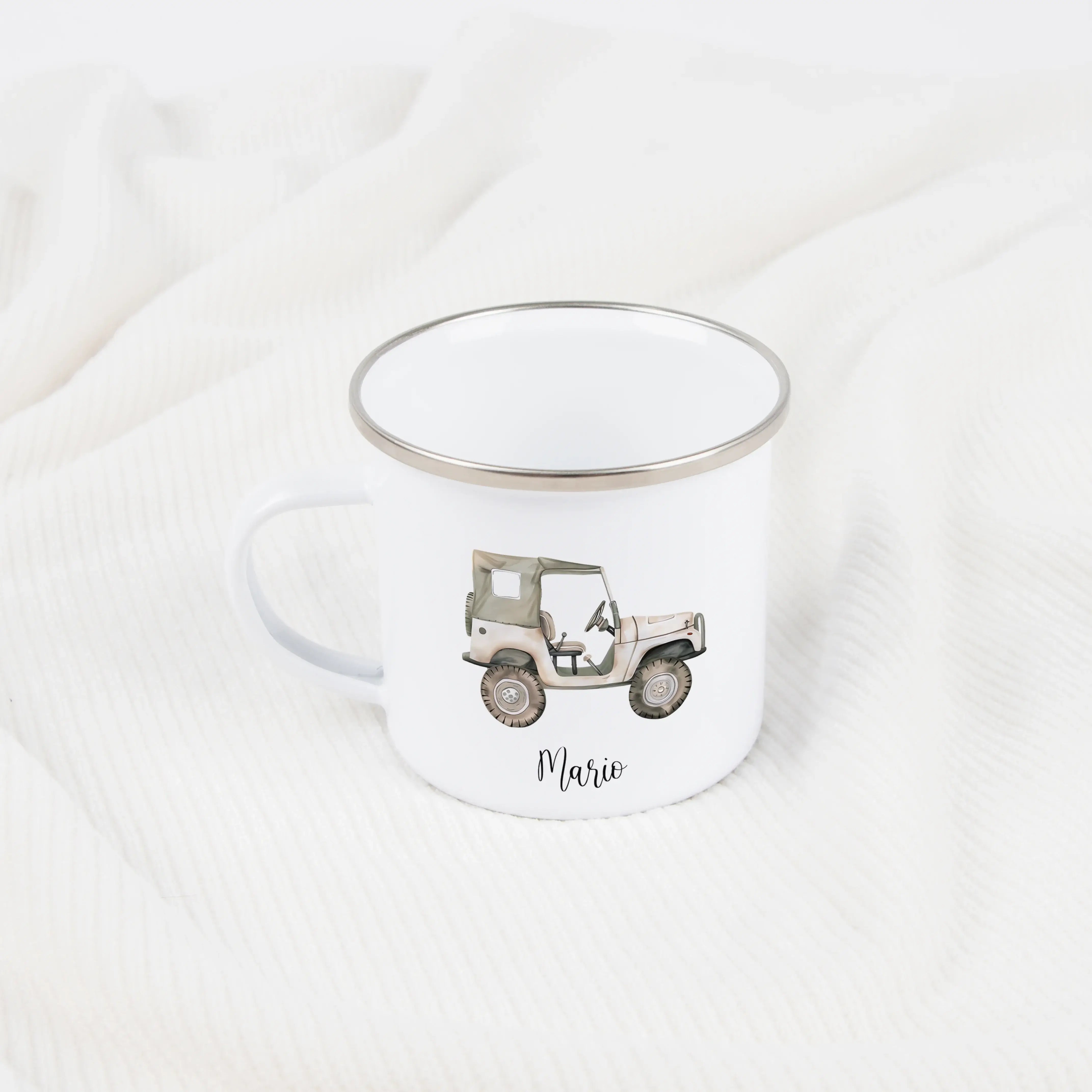 Emaille Tasse Jeep-Emaille Tasse-famprints-Die Emaille Tasse Jeep von famprints ist genau das Richtige, wenn du ein persönliches Geschenk suchst, das im Alltag genutzt wird und trotzdem etwas Besonderes ist. Das liebevoll gestaltete Jeep-Motiv erinnert an