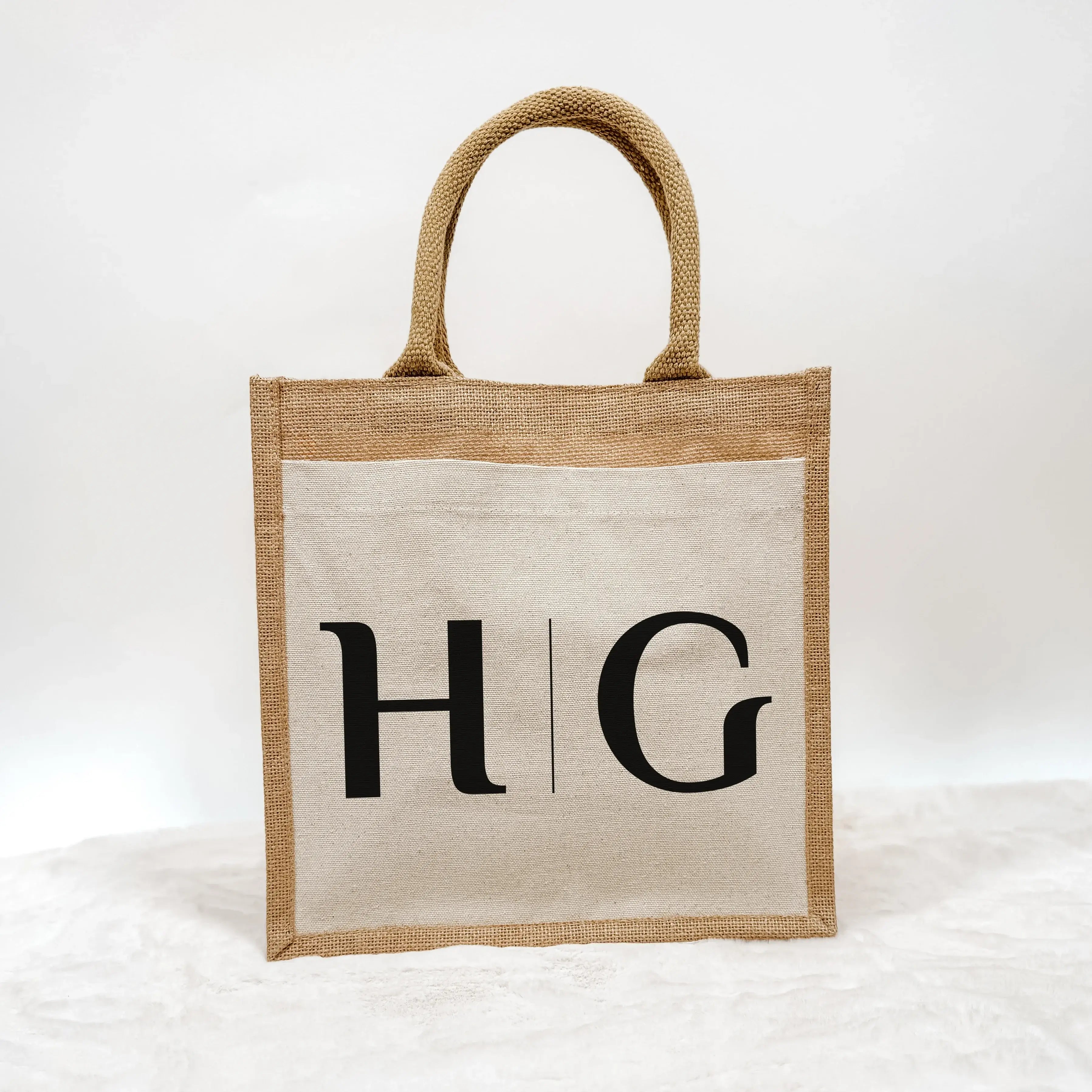 Jutetasche 2 Initialen - Jutetasche - famprints - Entdecke die Jutetasche 2 Initialen – dein perfektes, personalisiertes Geschenk für Freundinnen, Paare oder dich selbst! Diese stylische Jutetasche kannst du ganz individuell mit zwei Initialen gestalten.