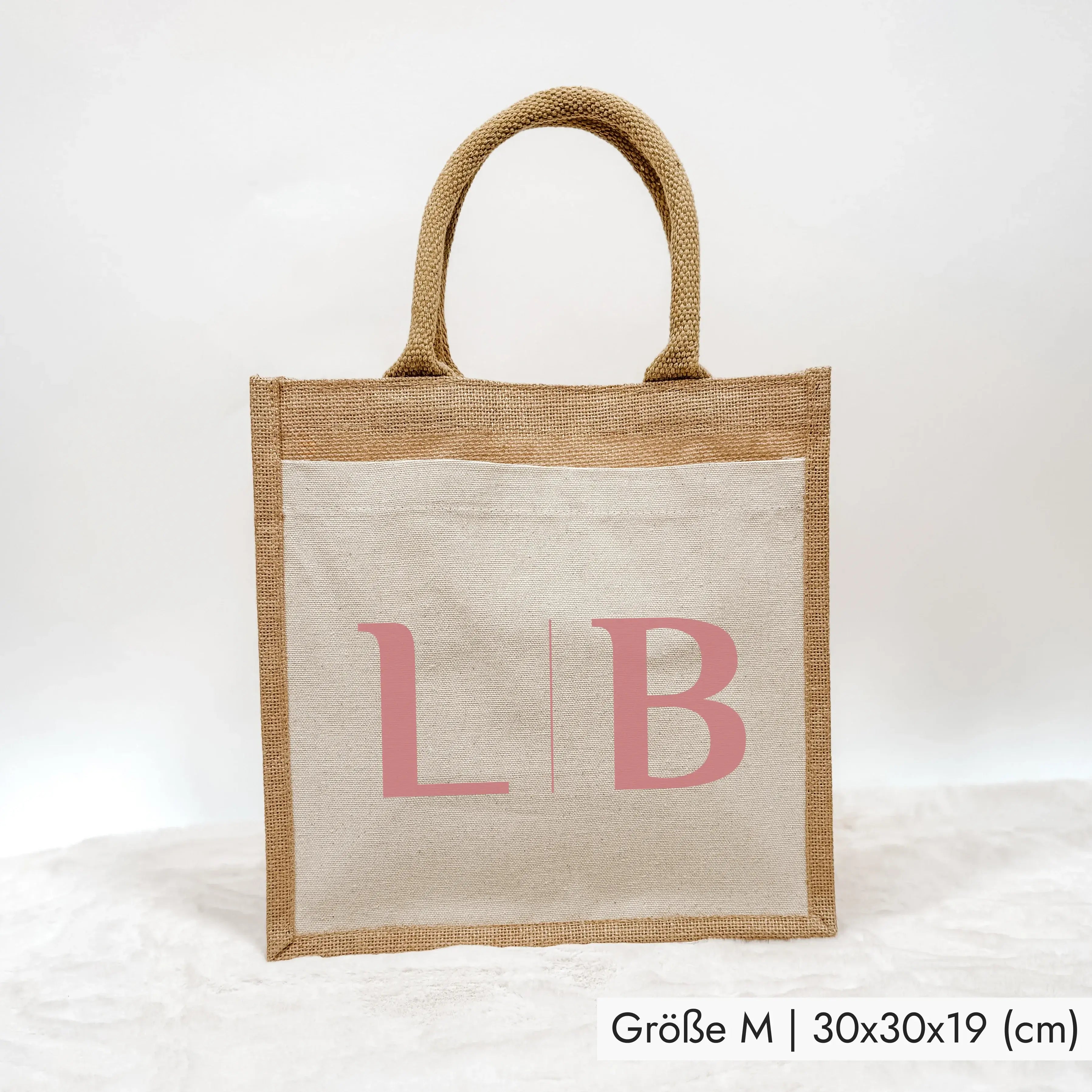 Jutetasche 2 Initialen - Jutetasche - famprints - Entdecke die Jutetasche 2 Initialen – dein perfektes, personalisiertes Geschenk für Freundinnen, Paare oder dich selbst! Diese stylische Jutetasche kannst du ganz individuell mit zwei Initialen gestalten.