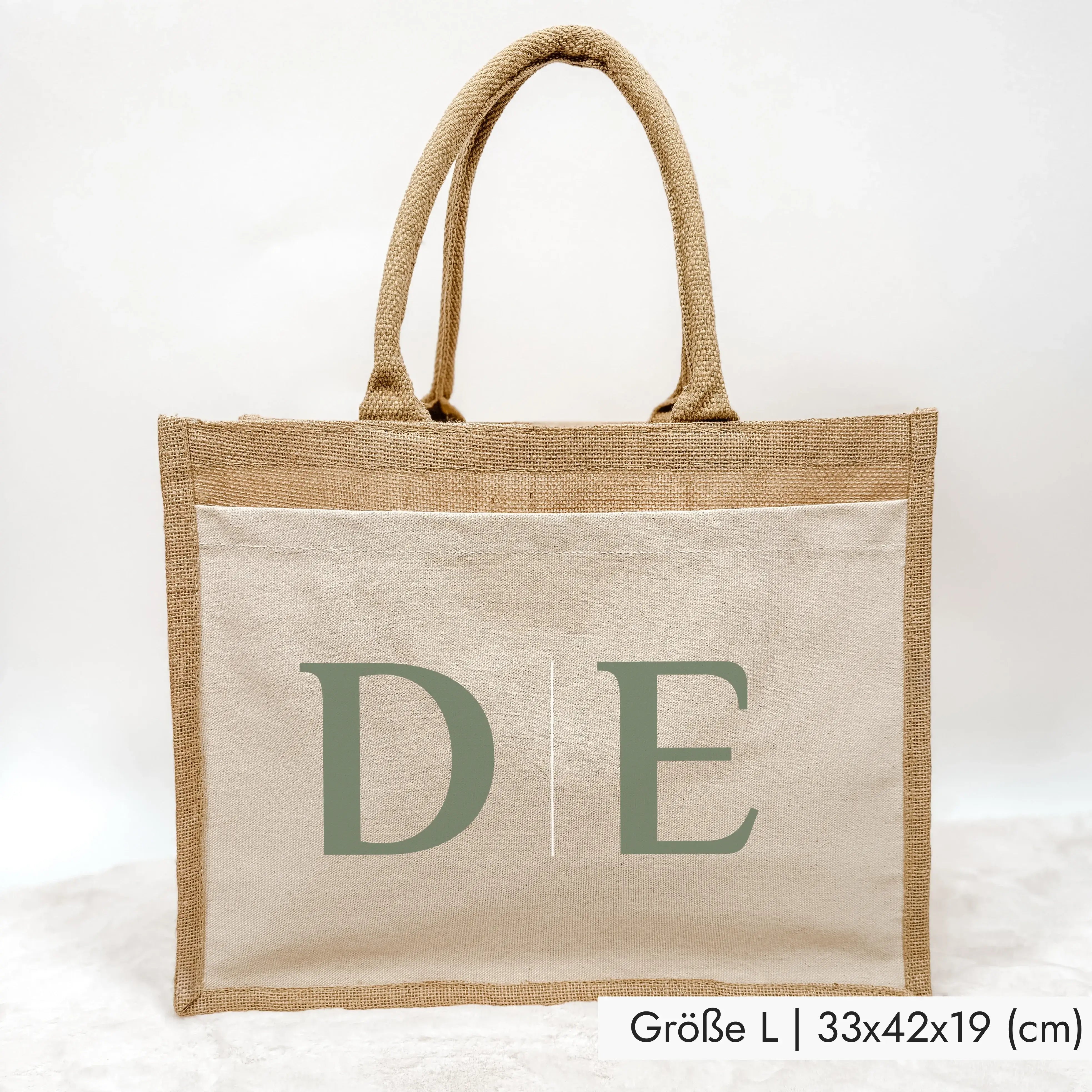 Jutetasche 2 Initialen - Jutetasche - famprints - Entdecke die Jutetasche 2 Initialen – dein perfektes, personalisiertes Geschenk für Freundinnen, Paare oder dich selbst! Diese stylische Jutetasche kannst du ganz individuell mit zwei Initialen gestalten.