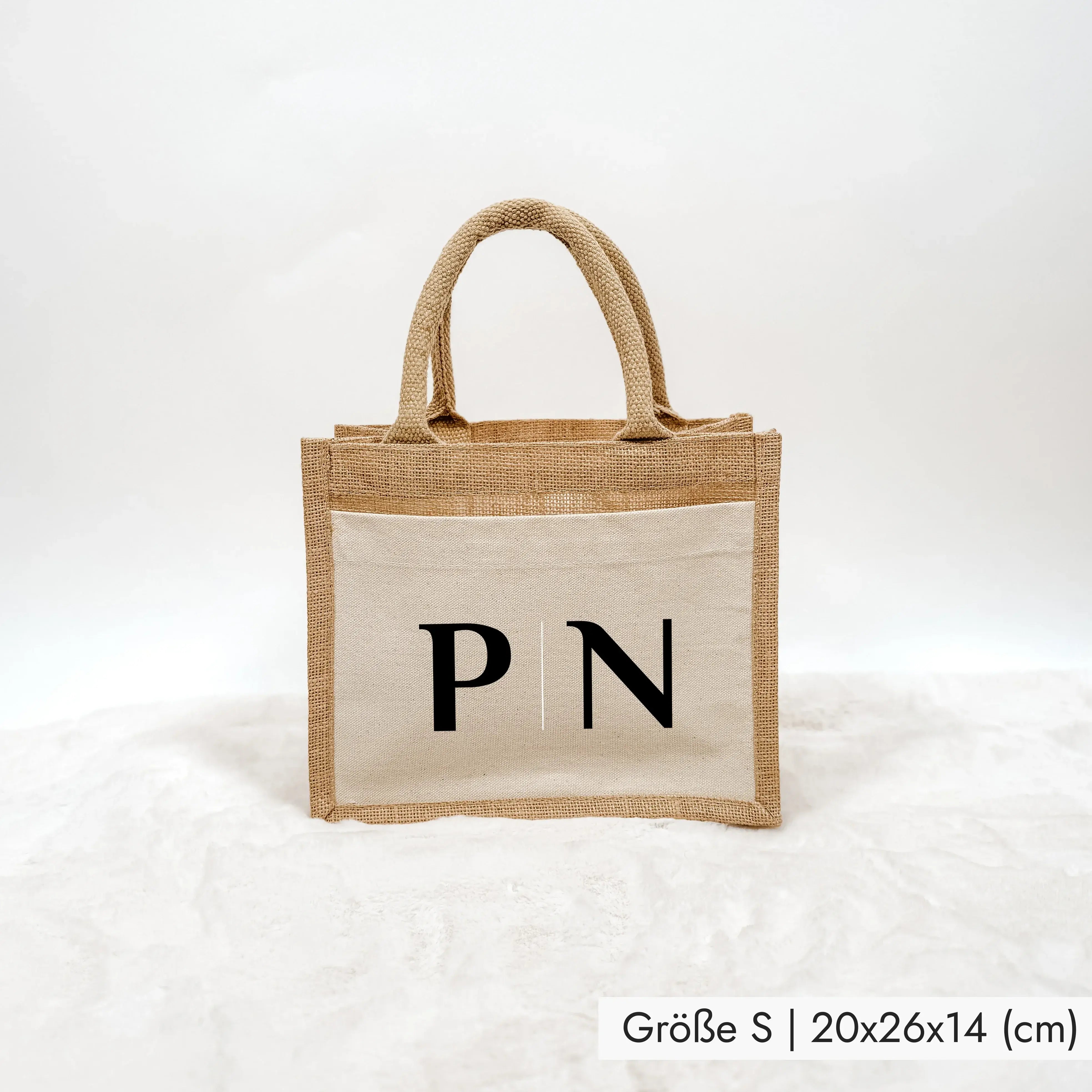 Jutetasche 2 Initialen - Jutetasche - famprints - Entdecke die Jutetasche 2 Initialen – dein perfektes, personalisiertes Geschenk für Freundinnen, Paare oder dich selbst! Diese stylische Jutetasche kannst du ganz individuell mit zwei Initialen gestalten.