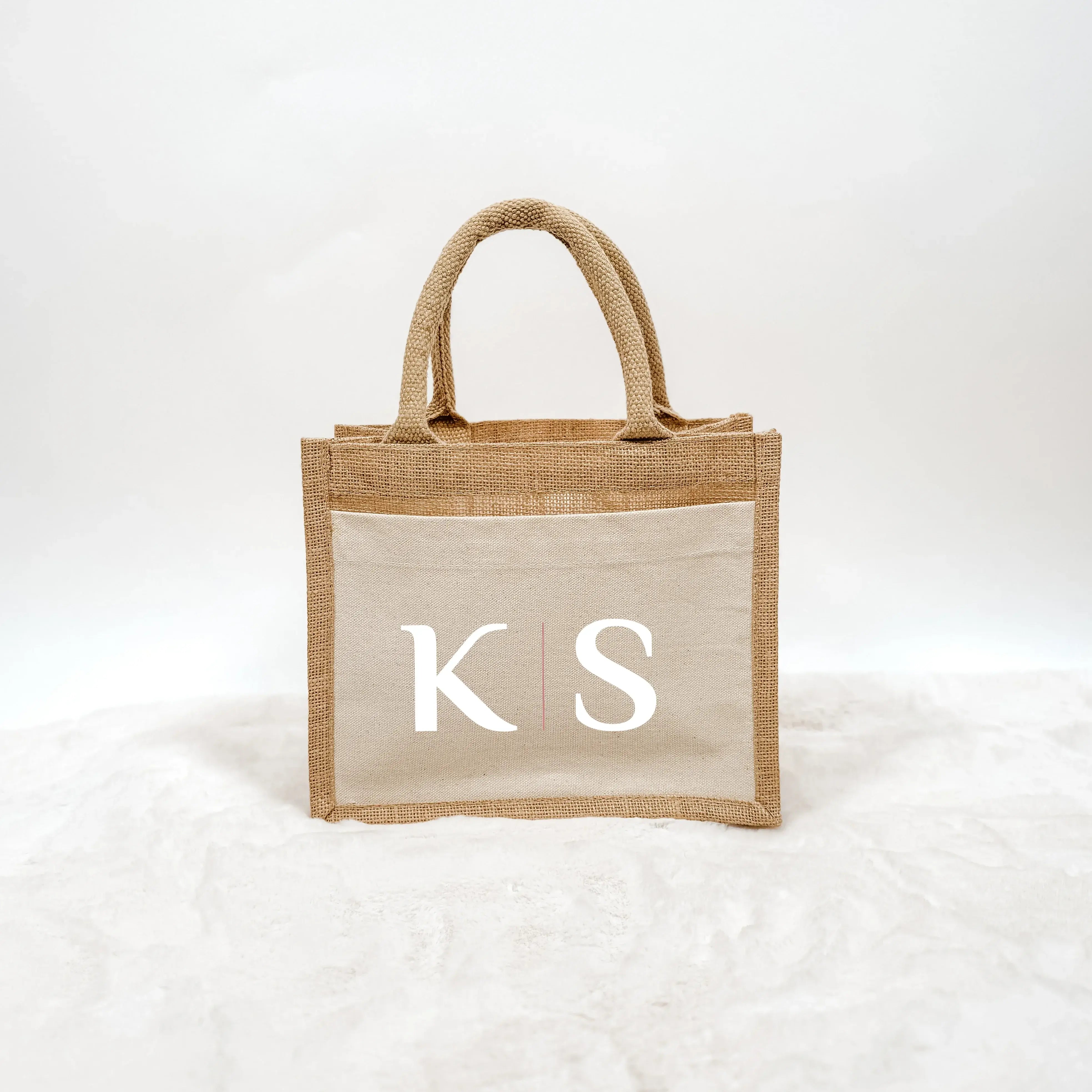 Jutetasche 2 Initialen - Jutetasche - famprints - Entdecke die Jutetasche 2 Initialen – dein perfektes, personalisiertes Geschenk für Freundinnen, Paare oder dich selbst! Diese stylische Jutetasche kannst du ganz individuell mit zwei Initialen gestalten.