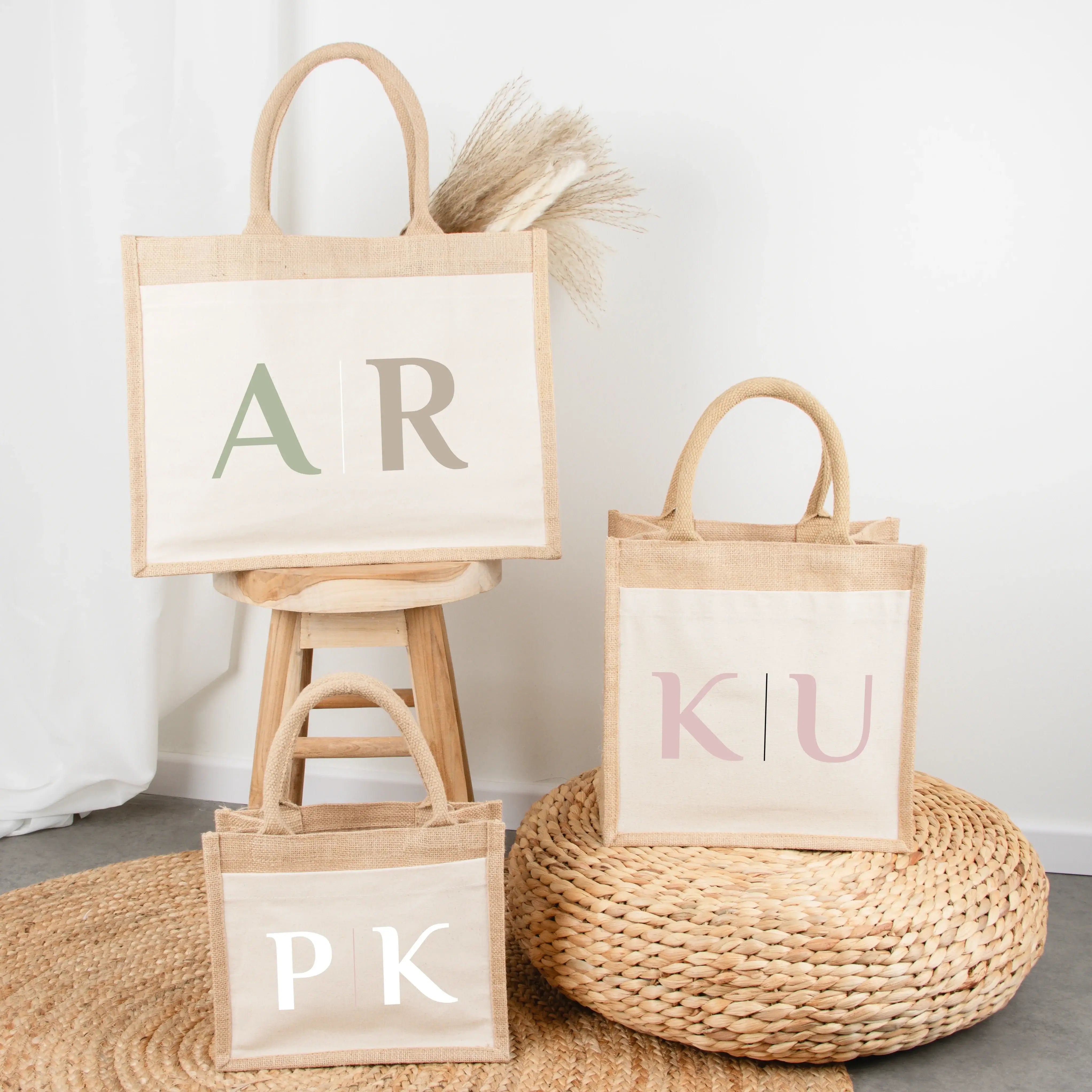 Jutetasche 2 Initialen - Jutetasche - famprints - Entdecke die Jutetasche 2 Initialen – dein perfektes, personalisiertes Geschenk für Freundinnen, Paare oder dich selbst! Diese stylische Jutetasche kannst du ganz individuell mit zwei Initialen gestalten.