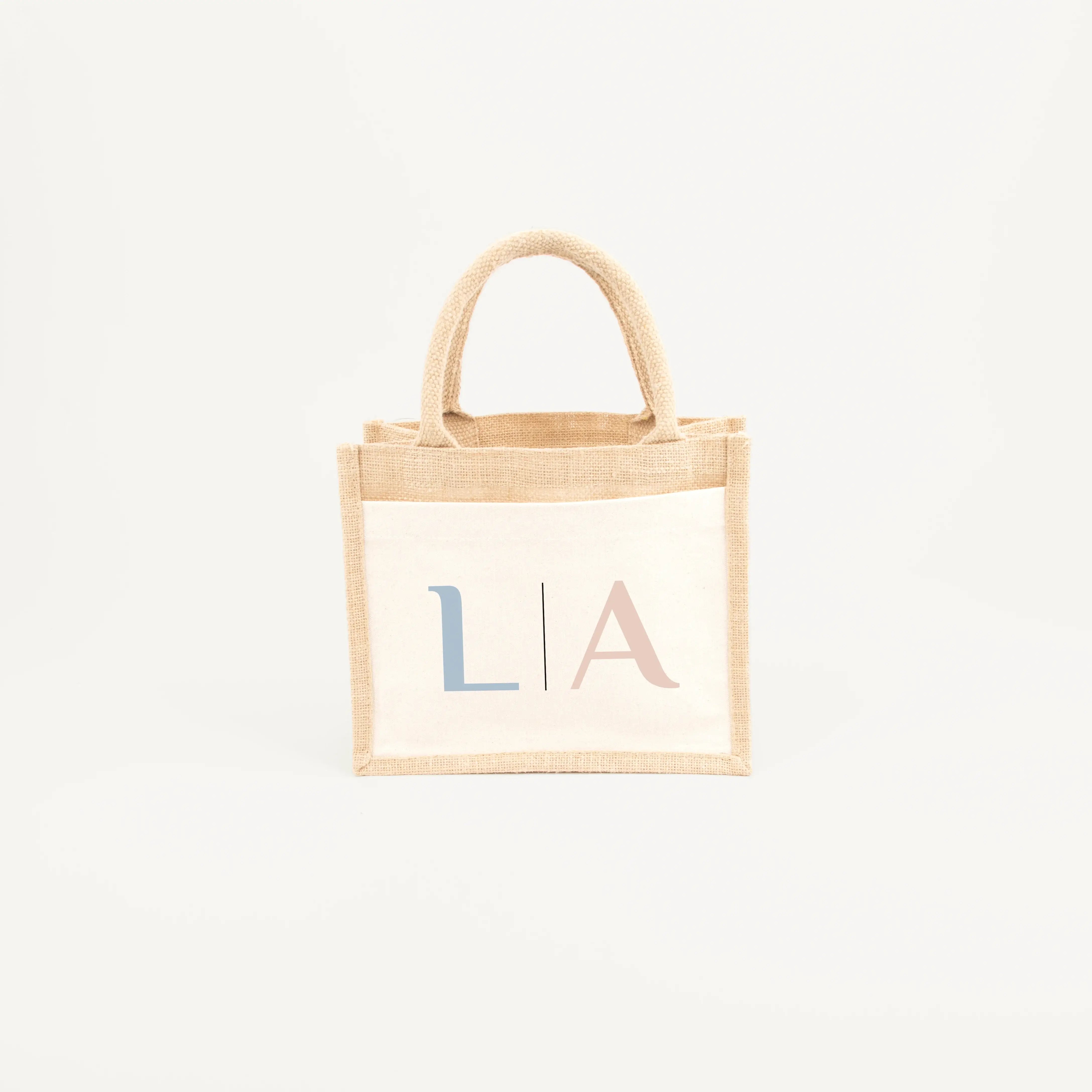 Jutetasche 2 Initialen - Jutetasche - famprints - Entdecke die Jutetasche 2 Initialen – dein perfektes, personalisiertes Geschenk für Freundinnen, Paare oder dich selbst! Diese stylische Jutetasche kannst du ganz individuell mit zwei Initialen gestalten.