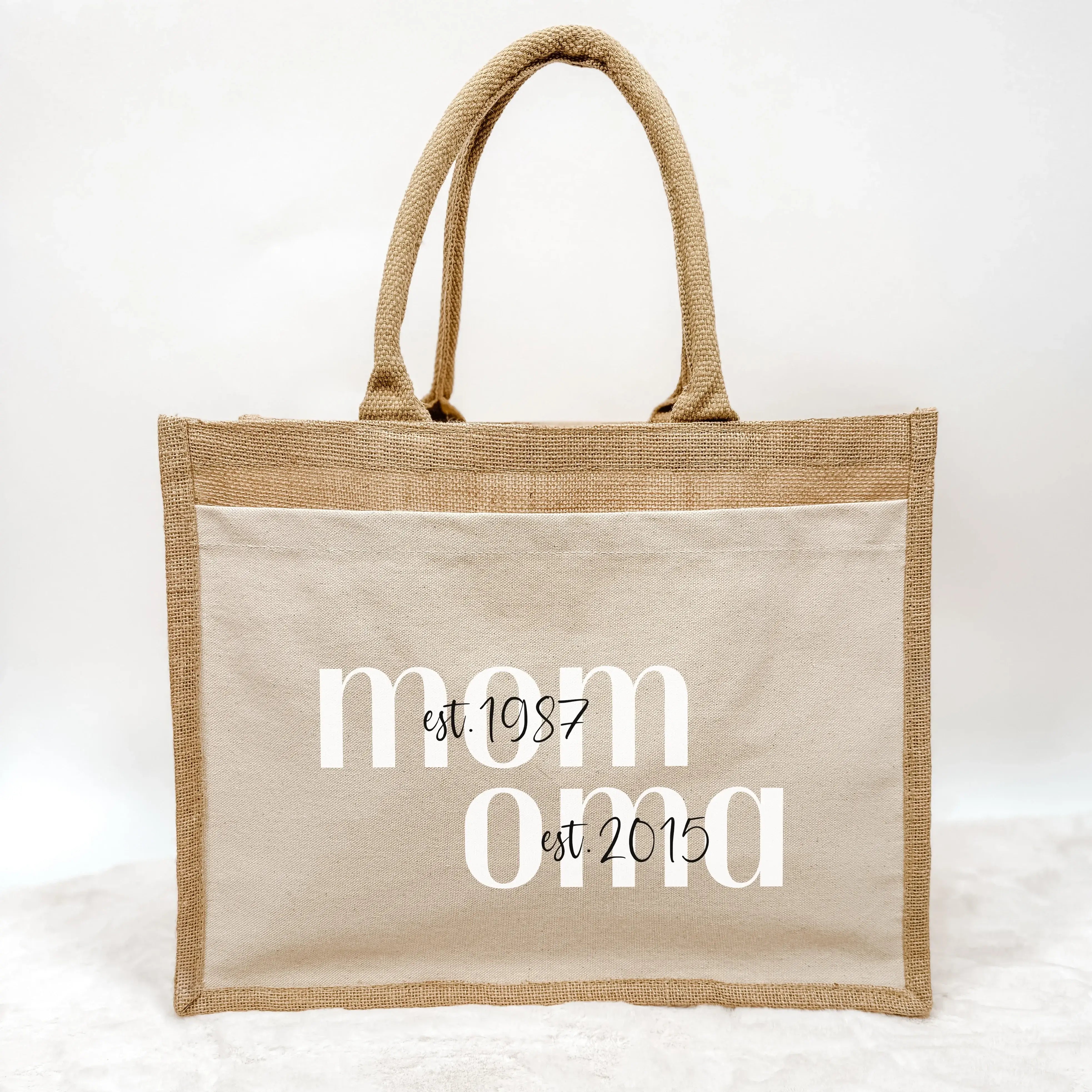 Jutetasche MOM + OMA - Jutetasche - famprints - Suchst du ein persönliches Geschenk für deine Mama oder Oma? Unsere Jutetasche MOM + OMA ist genau das Richtige! Du kannst die Tasche mit den Jahreszahlen personalisieren, wann deine Mama Mama wurde und wann