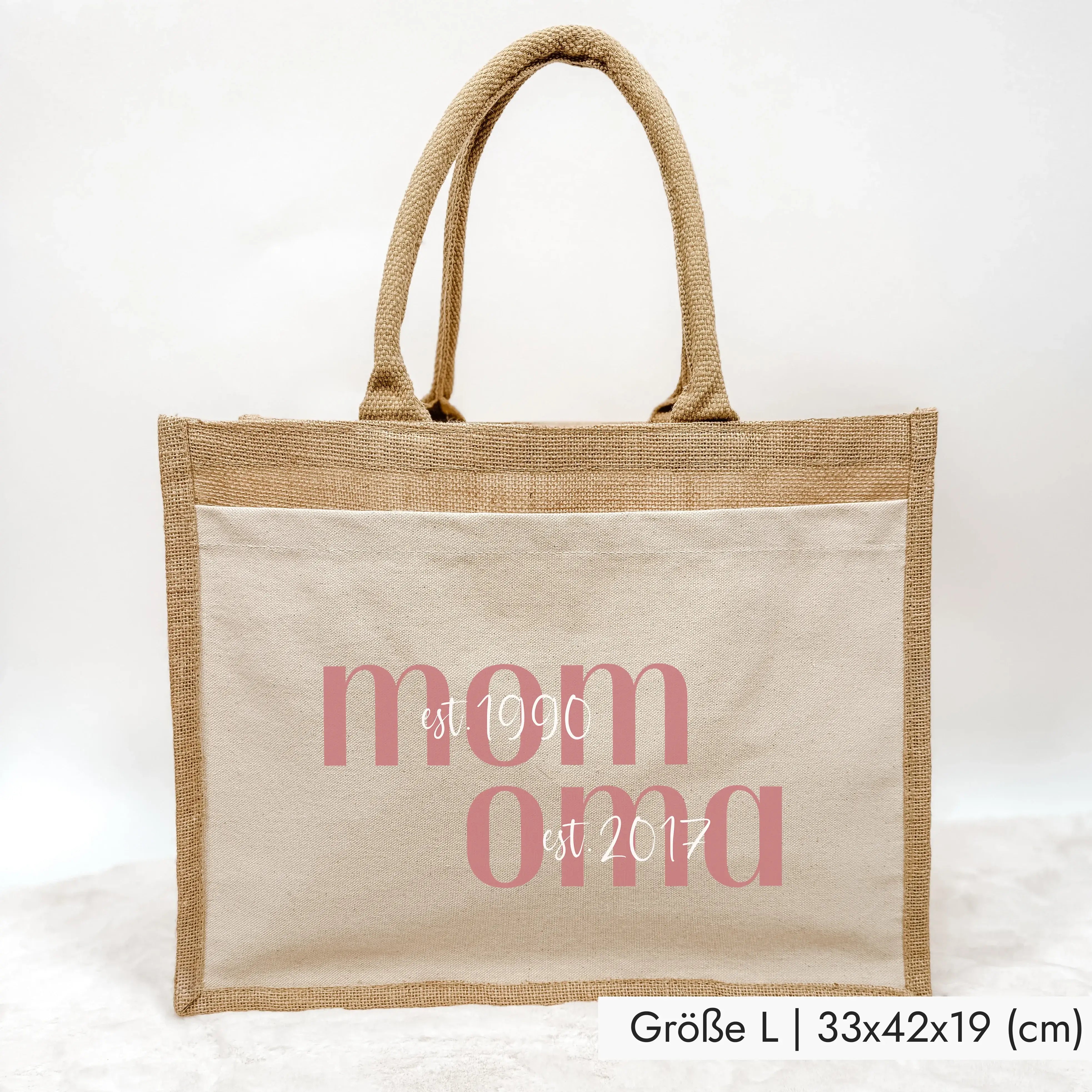 Jutetasche MOM + OMA - Jutetasche - famprints - Suchst du ein persönliches Geschenk für deine Mama oder Oma? Unsere Jutetasche MOM + OMA ist genau das Richtige! Du kannst die Tasche mit den Jahreszahlen personalisieren, wann deine Mama Mama wurde und wann