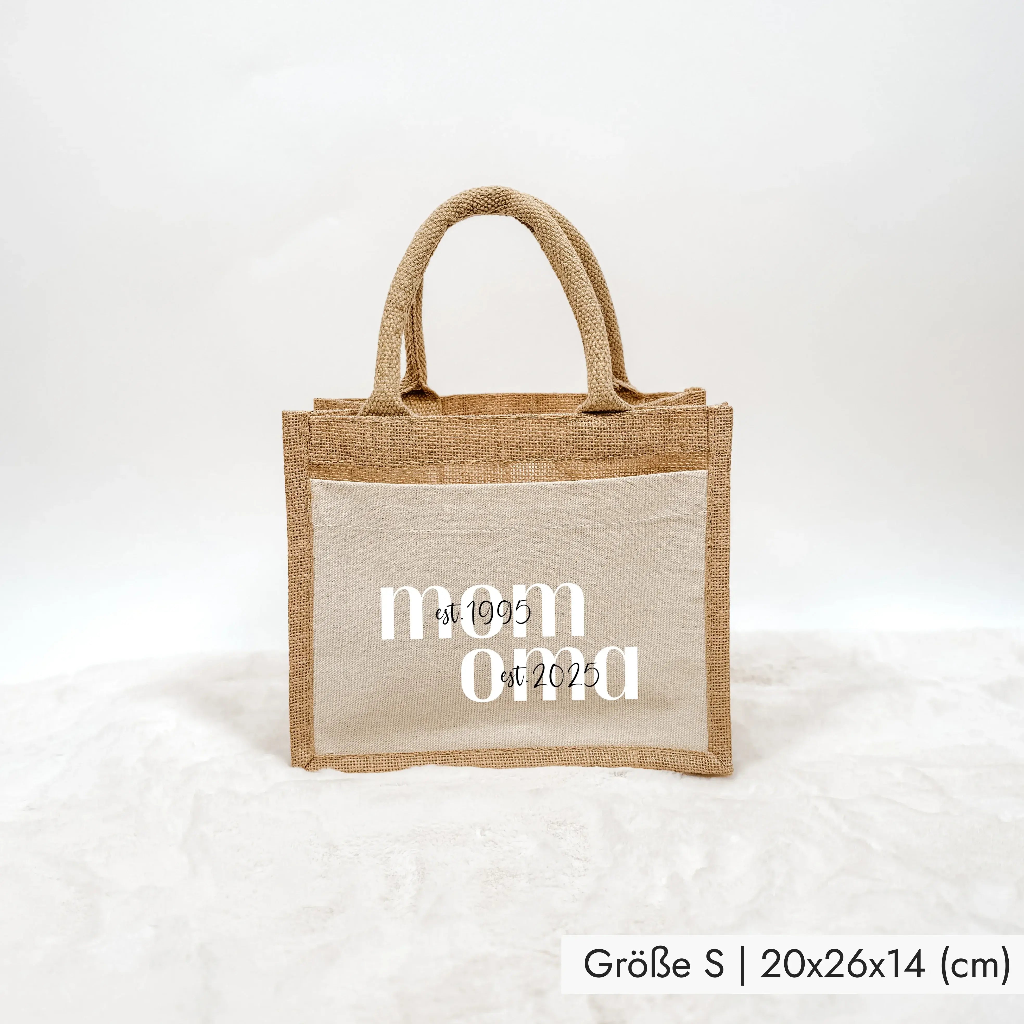 Jutetasche MOM + OMA - Jutetasche - famprints - Suchst du ein persönliches Geschenk für deine Mama oder Oma? Unsere Jutetasche MOM + OMA ist genau das Richtige! Du kannst die Tasche mit den Jahreszahlen personalisieren, wann deine Mama Mama wurde und wann
