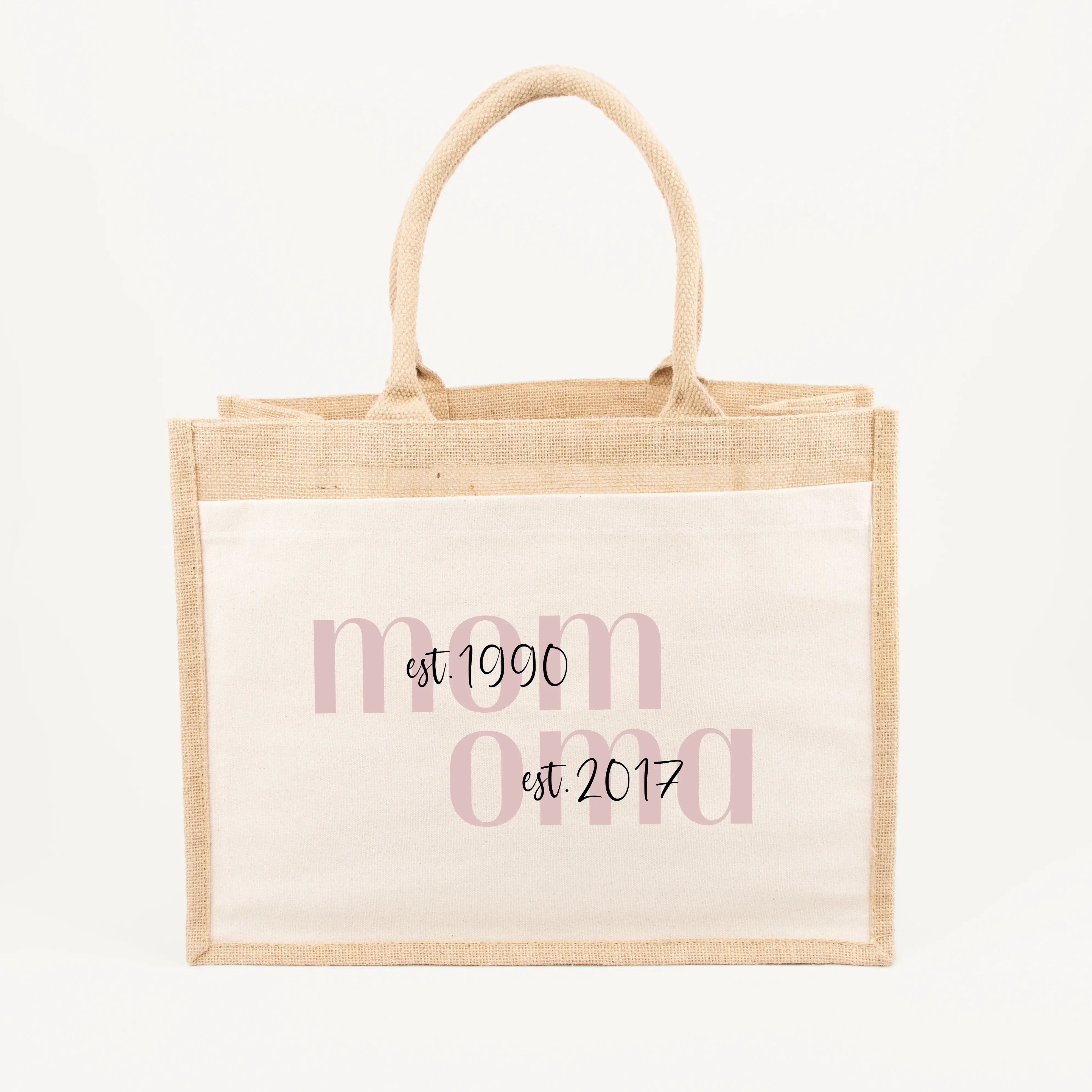 Jutetasche MOM + OMA - Jutetasche - famprints - Suchst du ein persönliches Geschenk für deine Mama oder Oma? Unsere Jutetasche MOM + OMA ist genau das Richtige! Du kannst die Tasche mit den Jahreszahlen personalisieren, wann deine Mama Mama wurde und wann