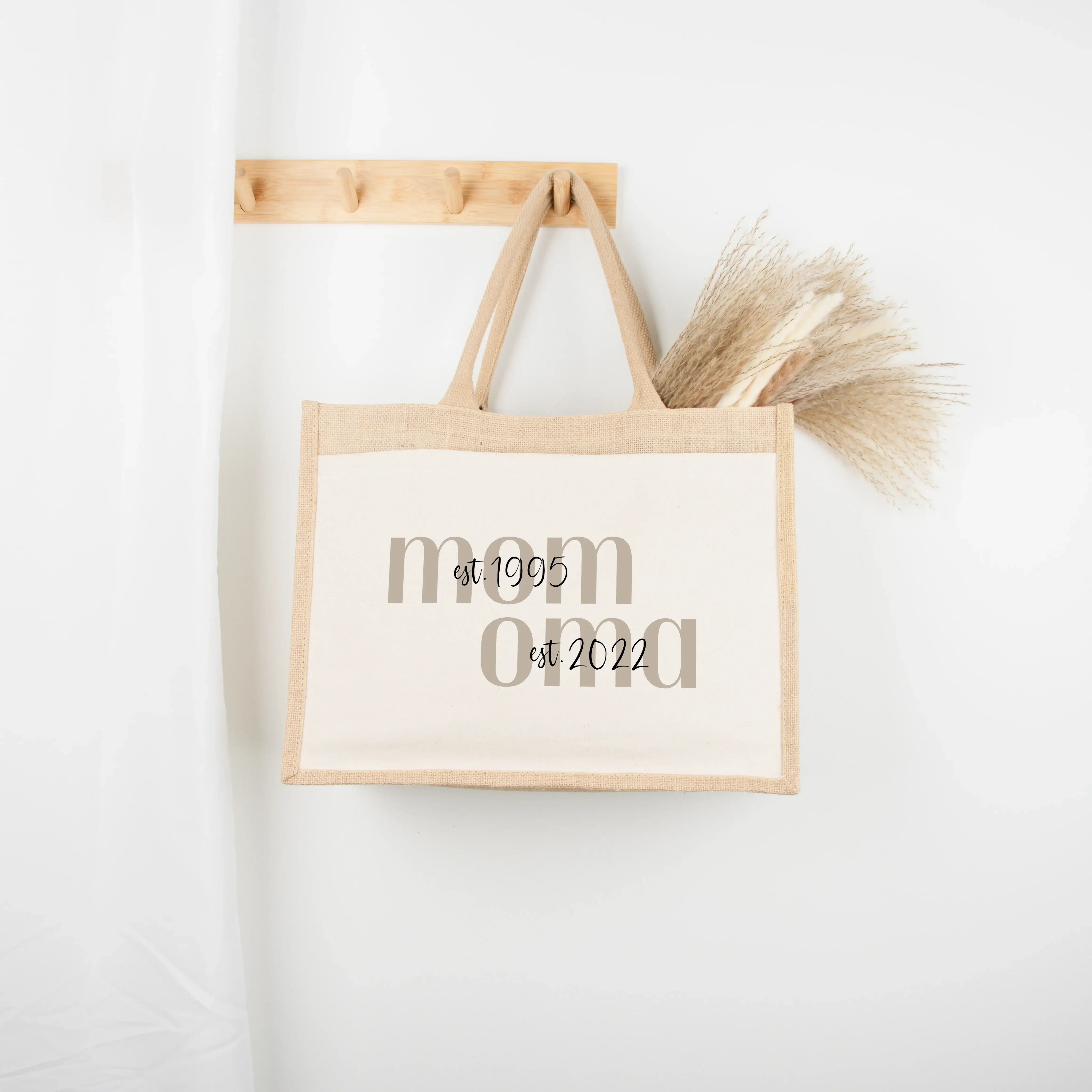 Jutetasche MOM + OMA - Jutetasche - famprints - Suchst du ein persönliches Geschenk für deine Mama oder Oma? Unsere Jutetasche MOM + OMA ist genau das Richtige! Du kannst die Tasche mit den Jahreszahlen personalisieren, wann deine Mama Mama wurde und wann