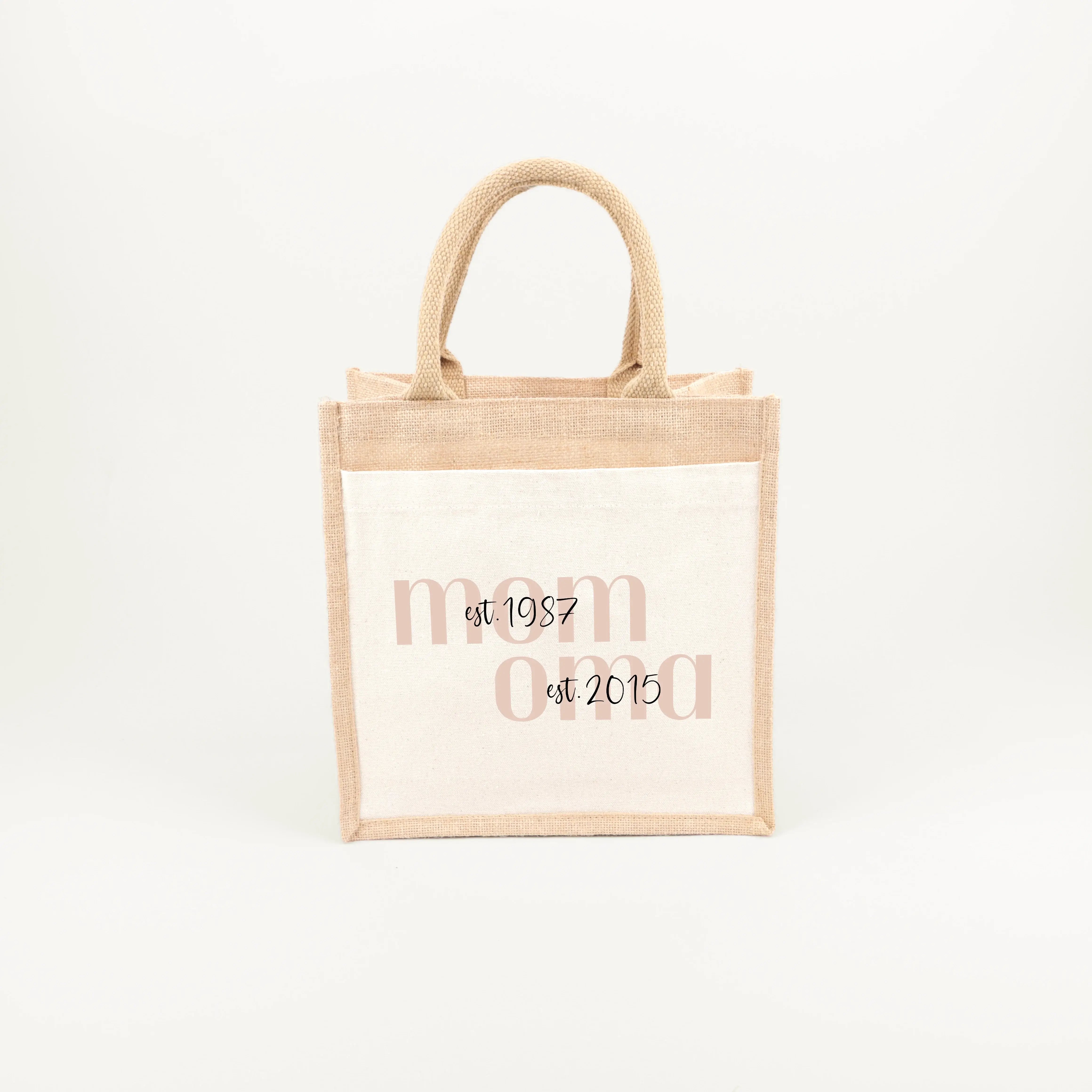 Jutetasche MOM + OMA - Jutetasche - famprints - Suchst du ein persönliches Geschenk für deine Mama oder Oma? Unsere Jutetasche MOM + OMA ist genau das Richtige! Du kannst die Tasche mit den Jahreszahlen personalisieren, wann deine Mama Mama wurde und wann