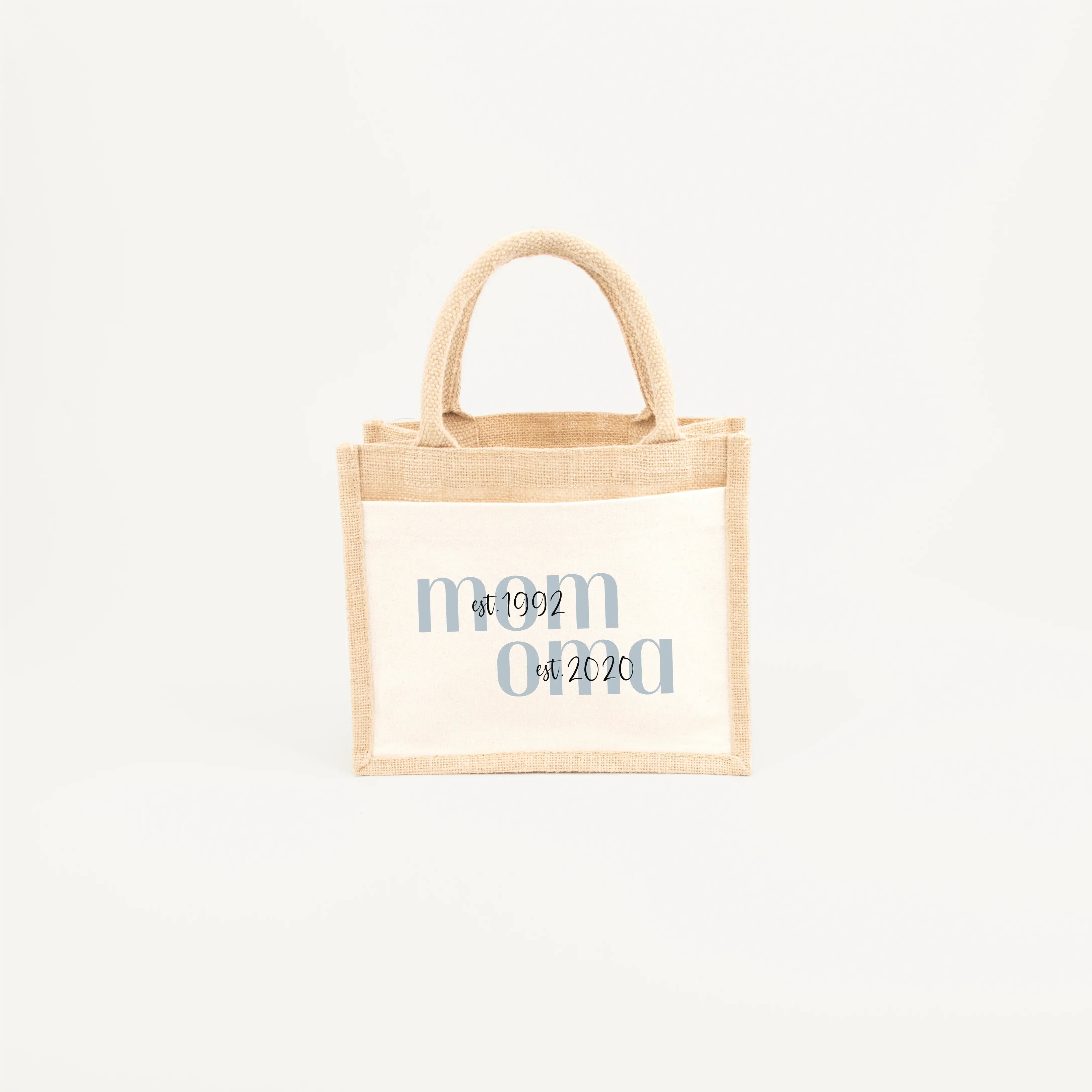 Jutetasche MOM + OMA - Jutetasche - famprints - Suchst du ein persönliches Geschenk für deine Mama oder Oma? Unsere Jutetasche MOM + OMA ist genau das Richtige! Du kannst die Tasche mit den Jahreszahlen personalisieren, wann deine Mama Mama wurde und wann