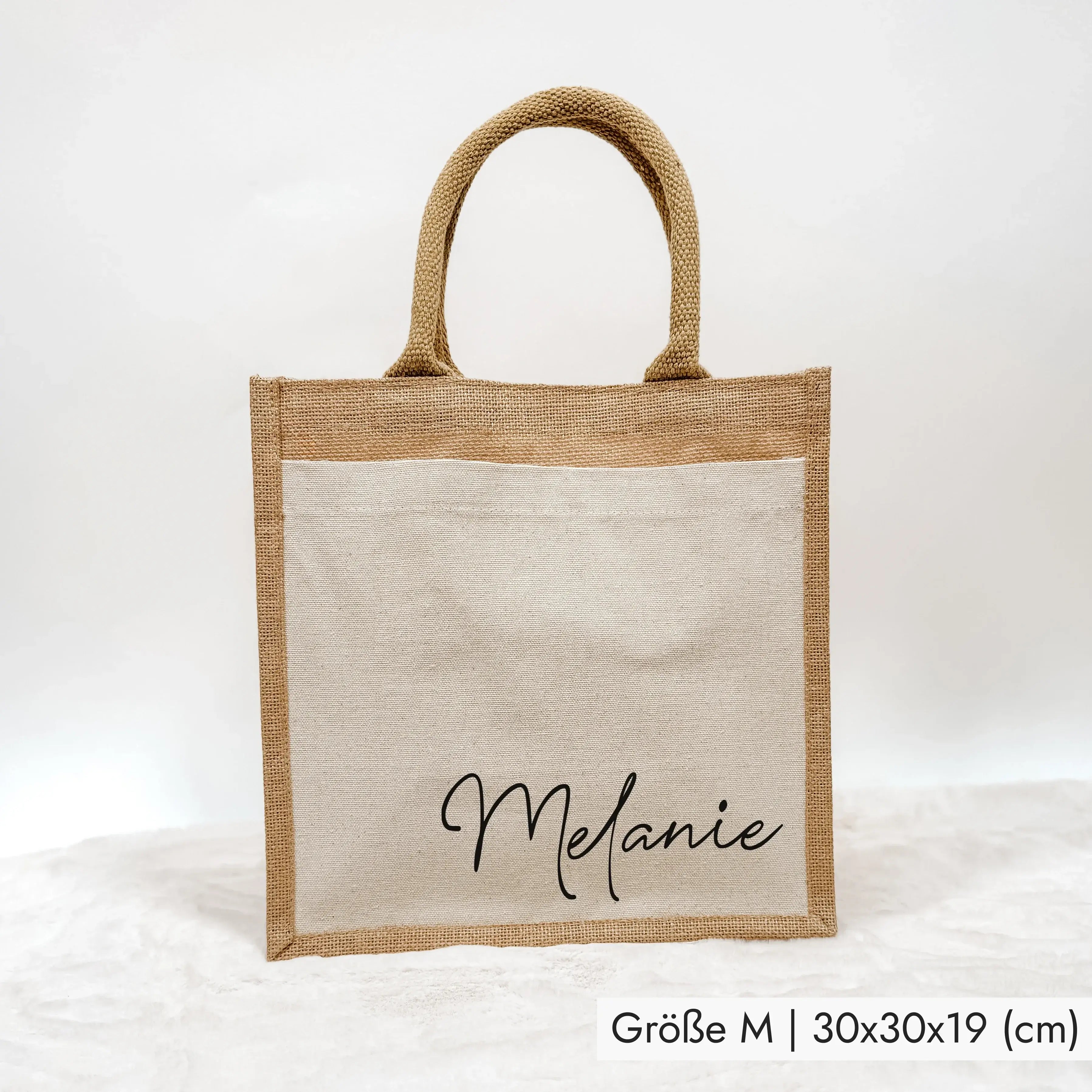 Jutetasche Name - Jutetasche - famprints - Entdecke unsere personalisierte Jutetasche Name – dein perfekter Begleiter für den Alltag! Wähle aus drei praktischen Größen (S, M, L) und gestalte deine Tasche individuell mit deinem Namen in verschiedenen Farbe