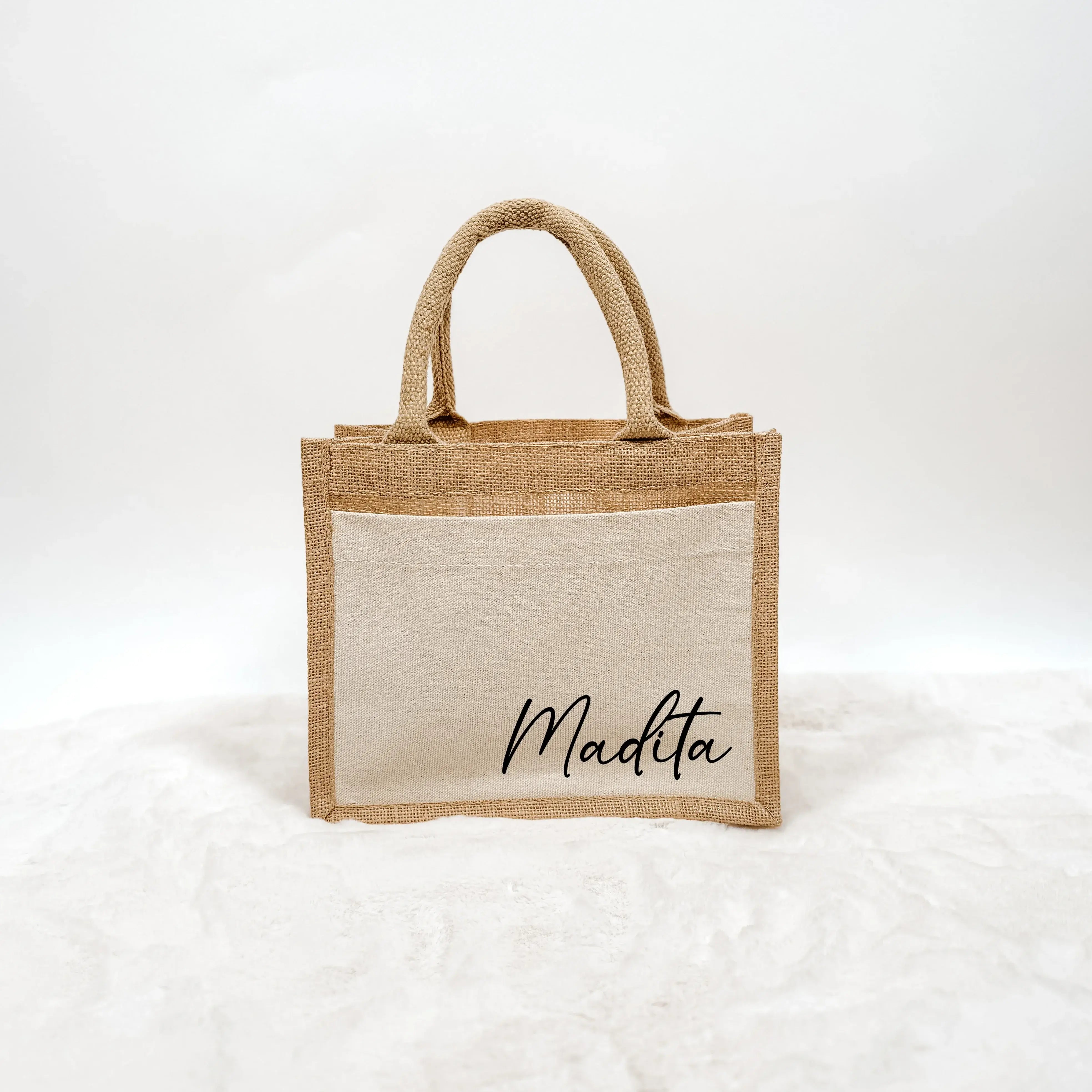 Jutetasche Name - Jutetasche - famprints - Entdecke unsere personalisierte Jutetasche Name – dein perfekter Begleiter für den Alltag! Wähle aus drei praktischen Größen (S, M, L) und gestalte deine Tasche individuell mit deinem Namen in verschiedenen Farbe