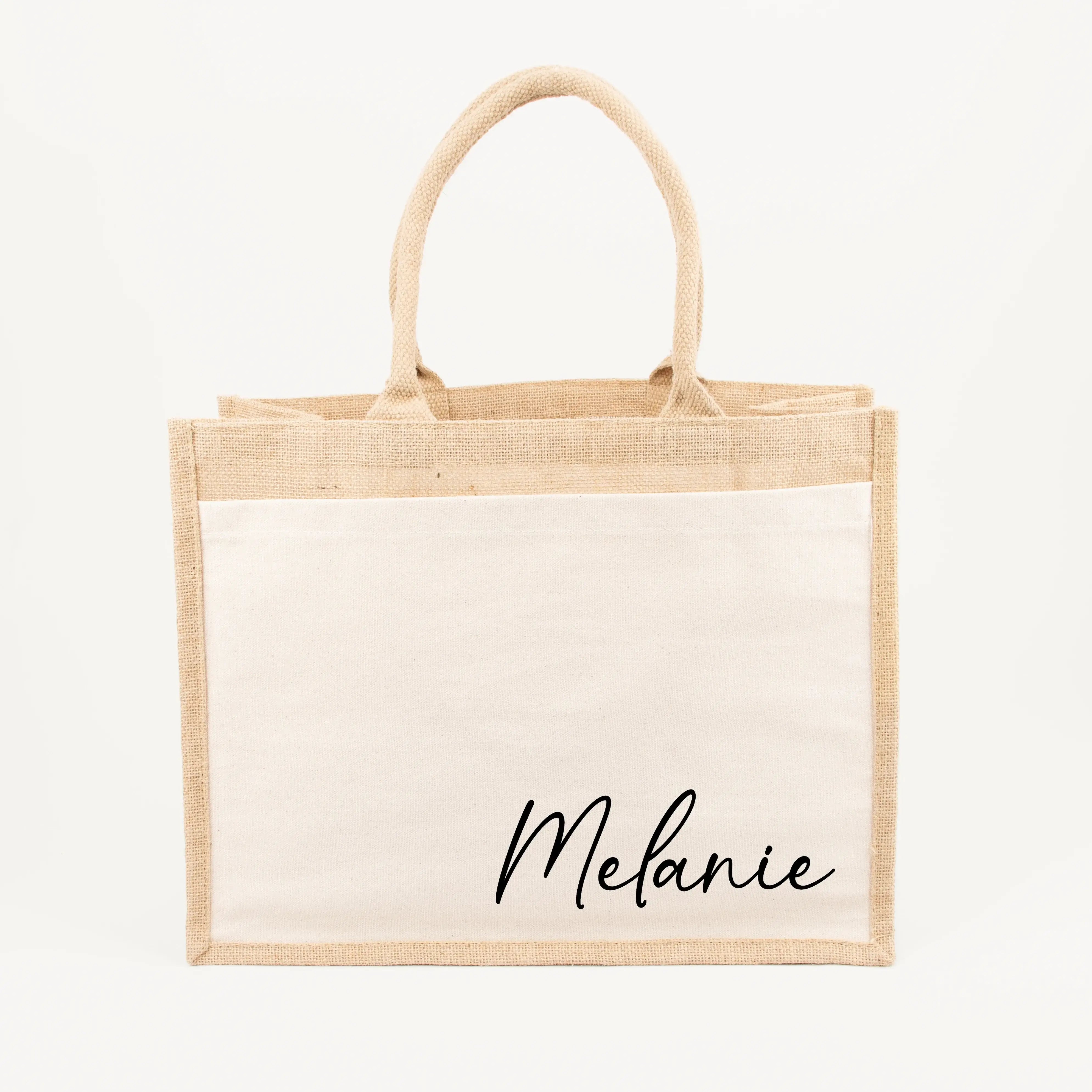 Jutetasche Name - famprints - Jutetasche - Wenn du ein Geschenk suchst, das von Herzen kommt, dann ist die Jutetasche Name von famprints genau das richtige Detail, um deinen Moment noch persönlicher zu machen. Stell dir vor, du überreichst ein Präsent – e