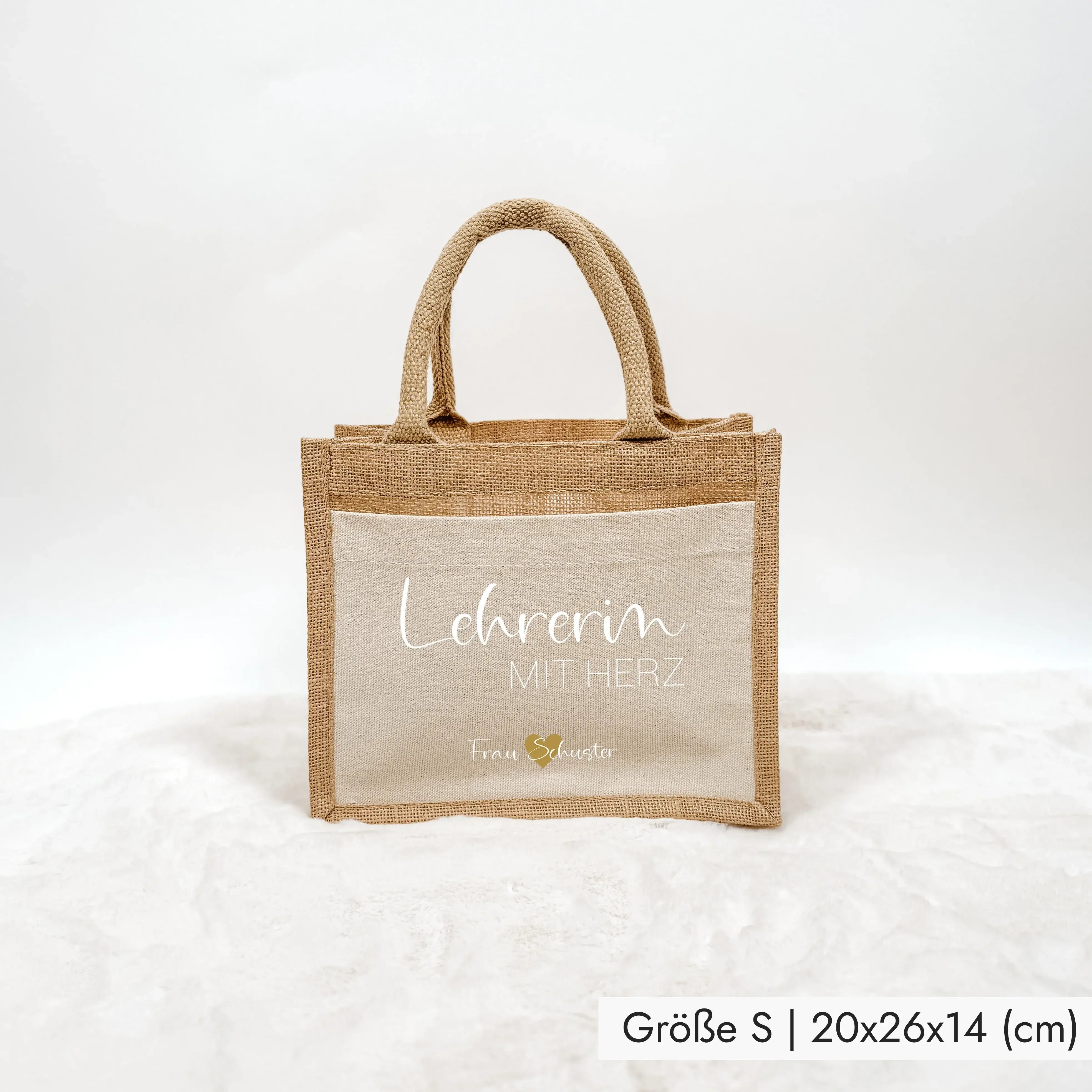 Jutetasche Lehrerin mit Herz - Jutetasche - famprints - Suchst du ein liebevolles und praktisches Geschenk für deine Lieblingslehrerin? Unsere Jutetasche Lehrerin mit Herz ist genau das Richtige! Auf der Tasche prangt der Schriftzug „Lehrerin mit Herz“ in