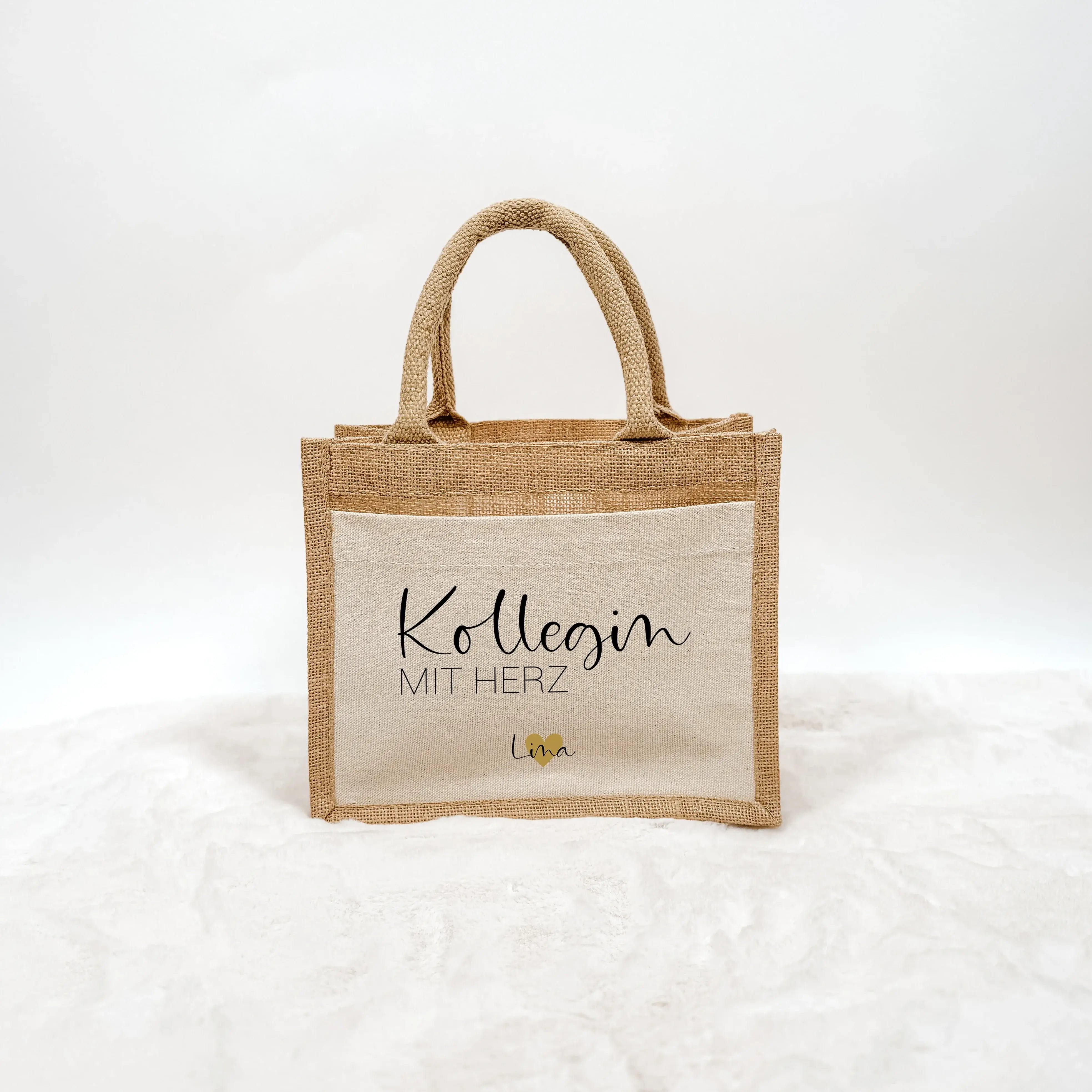 Jutetasche Kollegin mit Herz - Jutetasche - famprints - Suchst du ein persönliches Geschenk, das deine Wertschätzung zeigt? Unsere Jutetasche Kollegin mit Herz ist genau das Richtige! Auf der Tasche prangt der liebevolle Schriftzug „Kollegin mit Herz“ – w