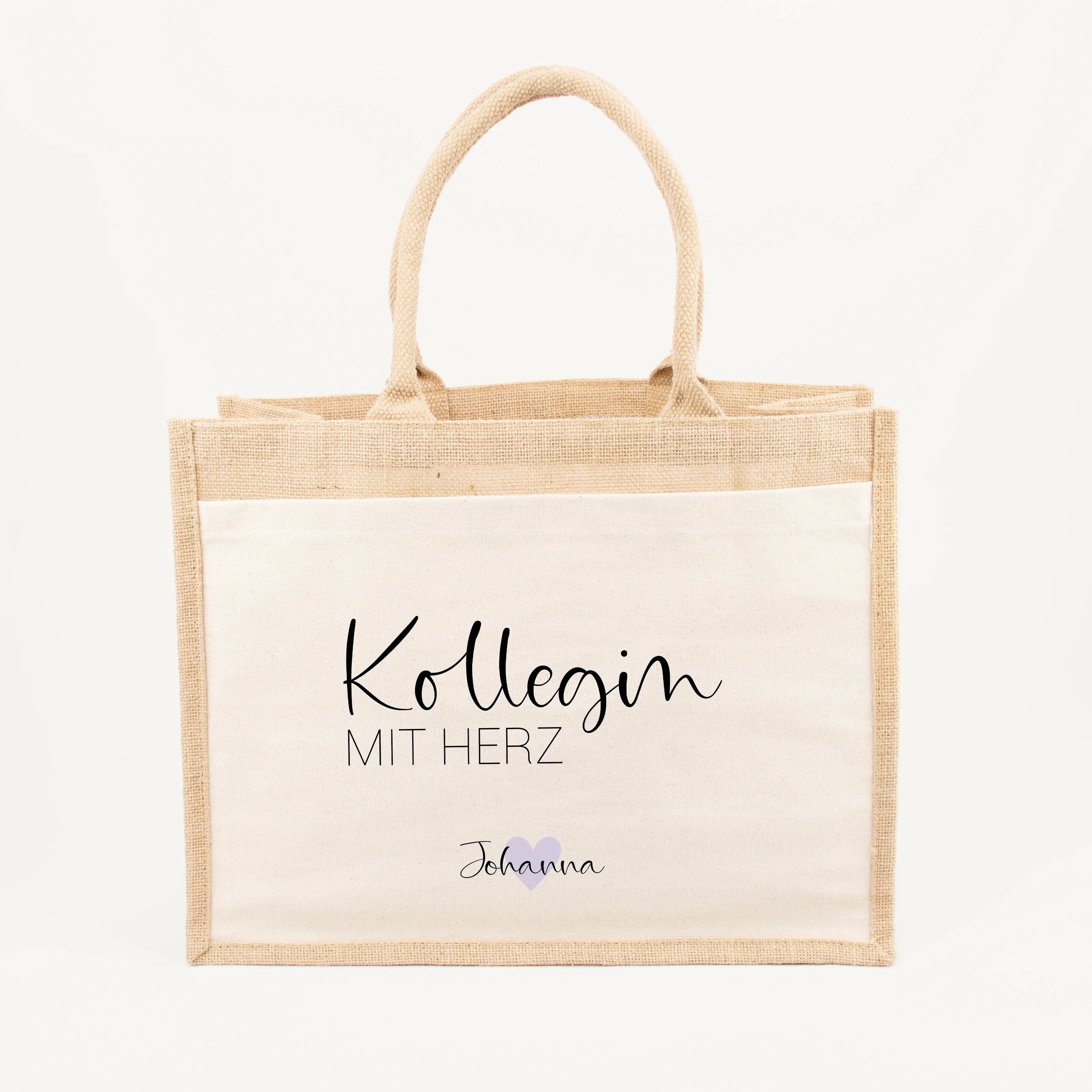 Jutetasche Kollegin mit Herz - Jutetasche - famprints - Suchst du ein persönliches Geschenk, das deine Wertschätzung zeigt? Unsere Jutetasche Kollegin mit Herz ist genau das Richtige! Auf der Tasche prangt der liebevolle Schriftzug „Kollegin mit Herz“ – w