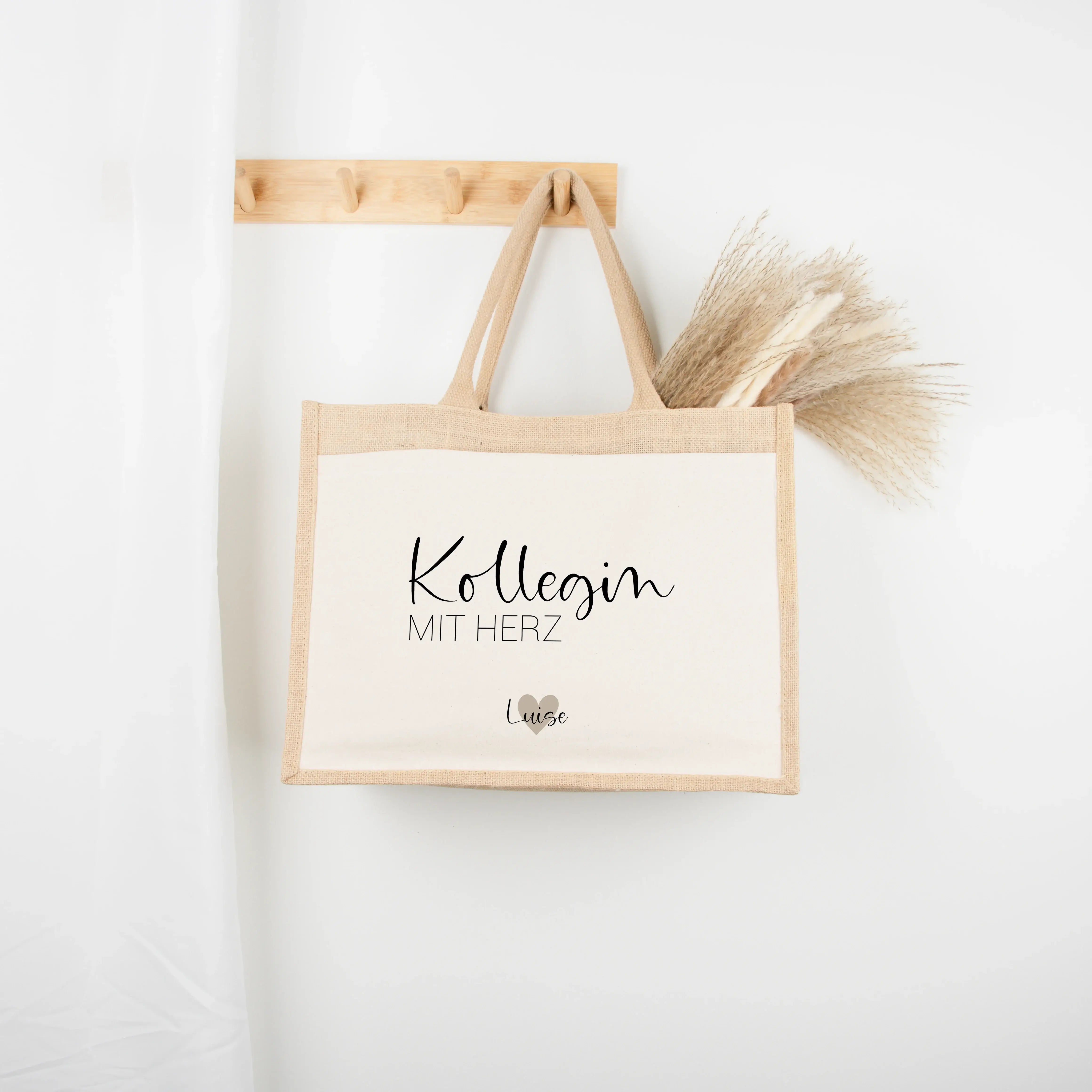 Jutetasche Kollegin mit Herz - Jutetasche - famprints - Suchst du ein persönliches Geschenk, das deine Wertschätzung zeigt? Unsere Jutetasche Kollegin mit Herz ist genau das Richtige! Auf der Tasche prangt der liebevolle Schriftzug „Kollegin mit Herz“ – w