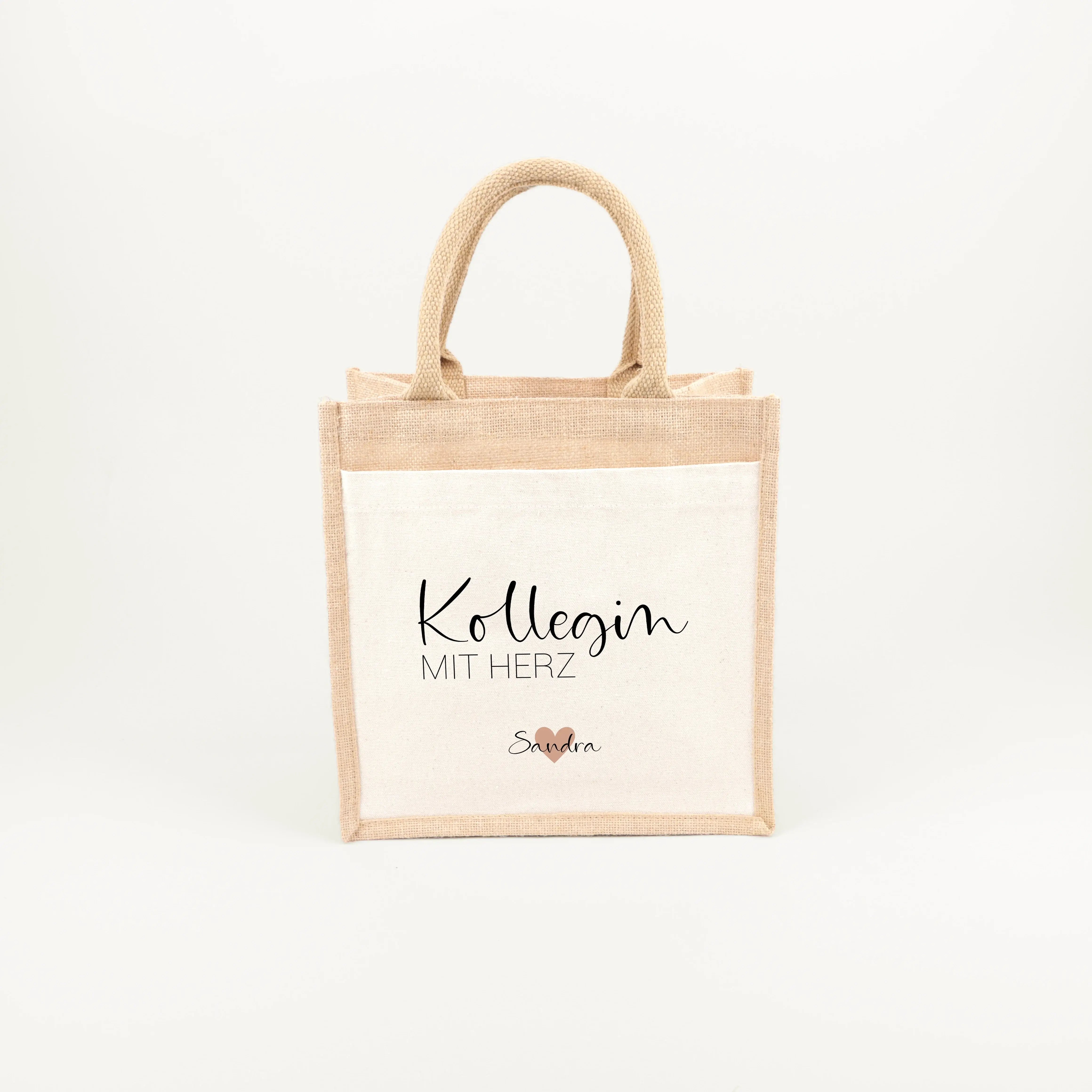 Jutetasche Kollegin mit Herz - Jutetasche - famprints - Suchst du ein persönliches Geschenk, das deine Wertschätzung zeigt? Unsere Jutetasche Kollegin mit Herz ist genau das Richtige! Auf der Tasche prangt der liebevolle Schriftzug „Kollegin mit Herz“ – w