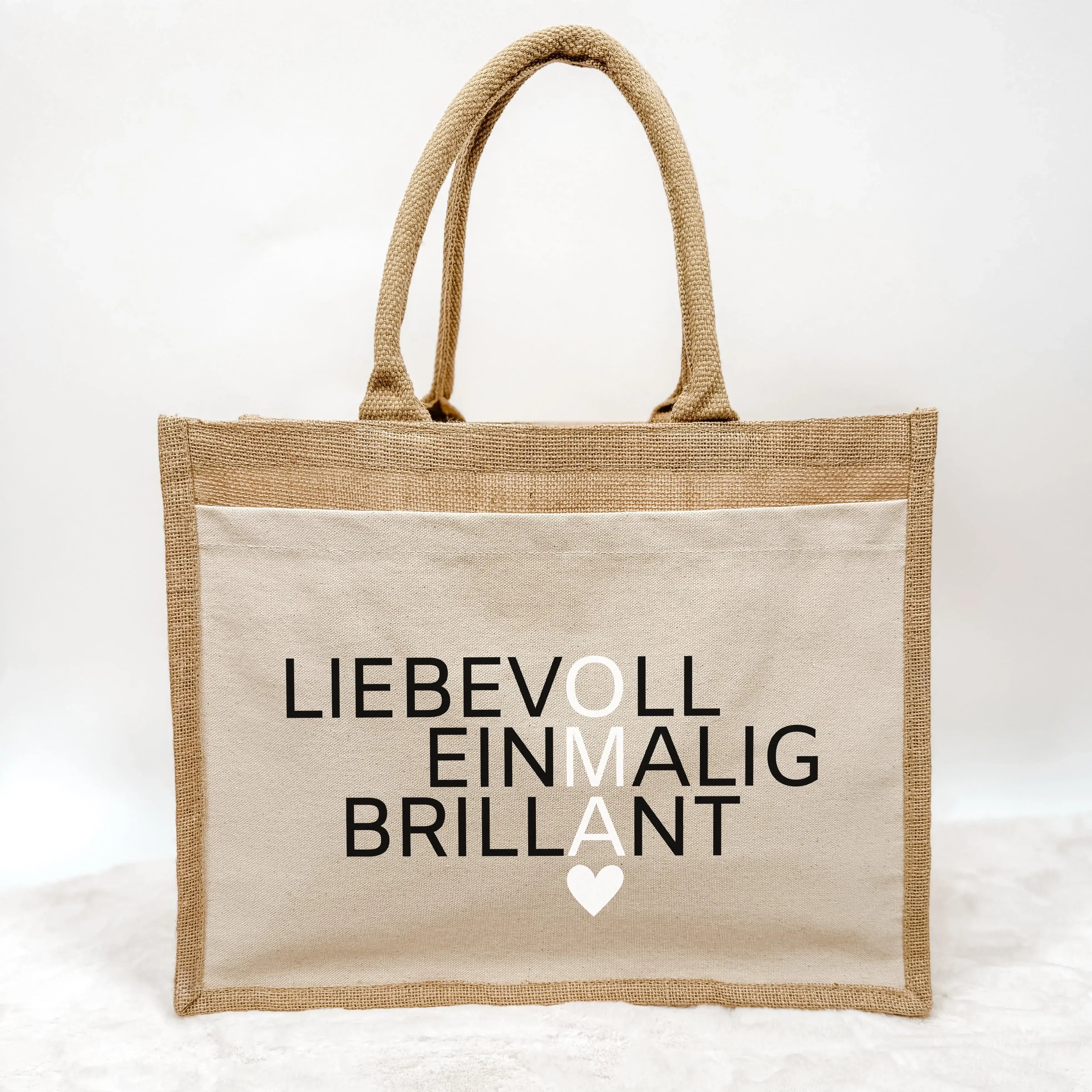Jutetasche Oma Bedeutung - Jutetasche - famprints - Suchst du ein besonderes Geschenk für deine Oma? Unsere Jutetasche Oma Bedeutung ist genau das Richtige! Auf der Tasche sind die drei liebevollen Wörter „Liebevoll“, „Einmalig“ und „Brillant“ untereinand