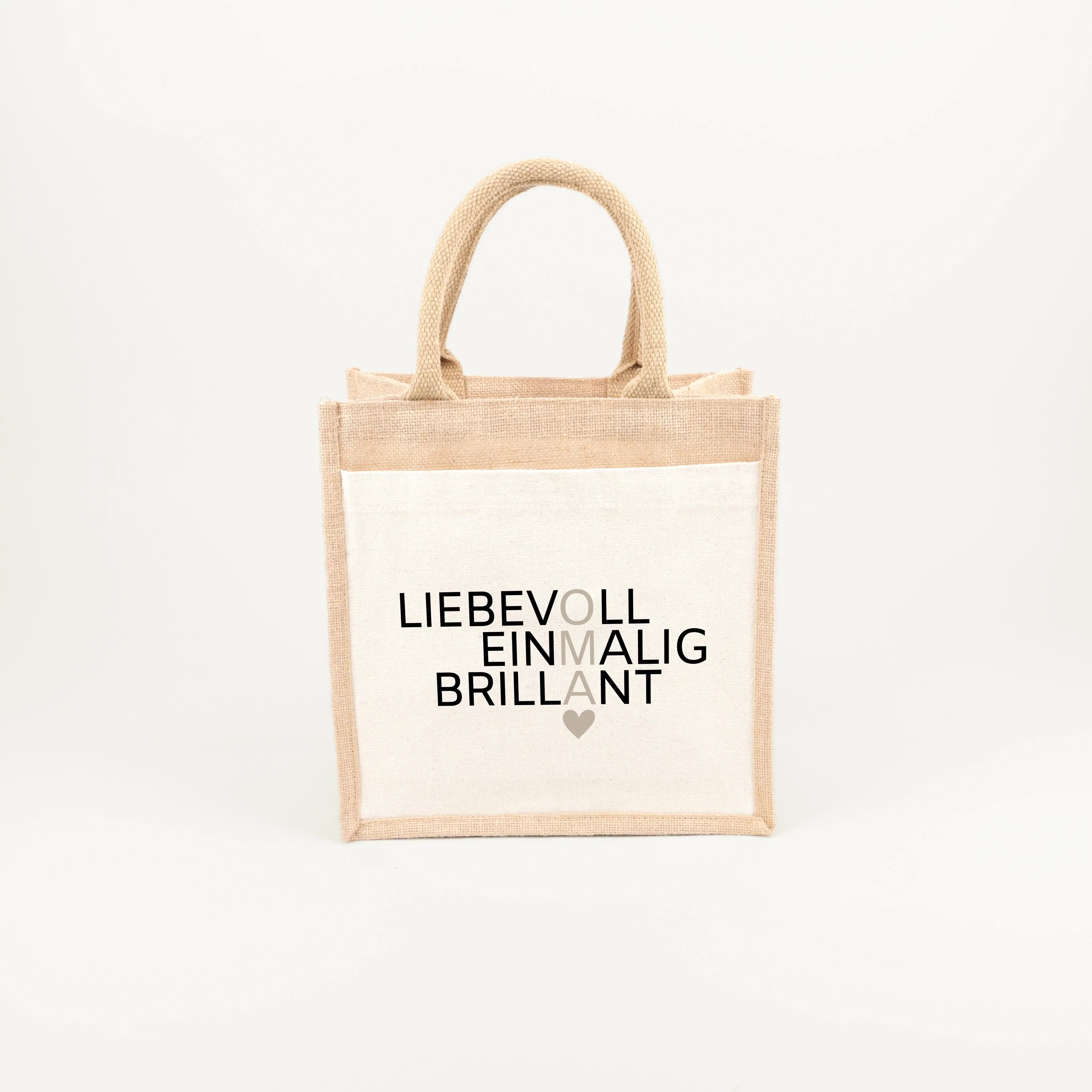 Jutetasche Oma Bedeutung - Jutetasche - famprints - Suchst du ein besonderes Geschenk für deine Oma? Unsere Jutetasche Oma Bedeutung ist genau das Richtige! Auf der Tasche sind die drei liebevollen Wörter „Liebevoll“, „Einmalig“ und „Brillant“ untereinand