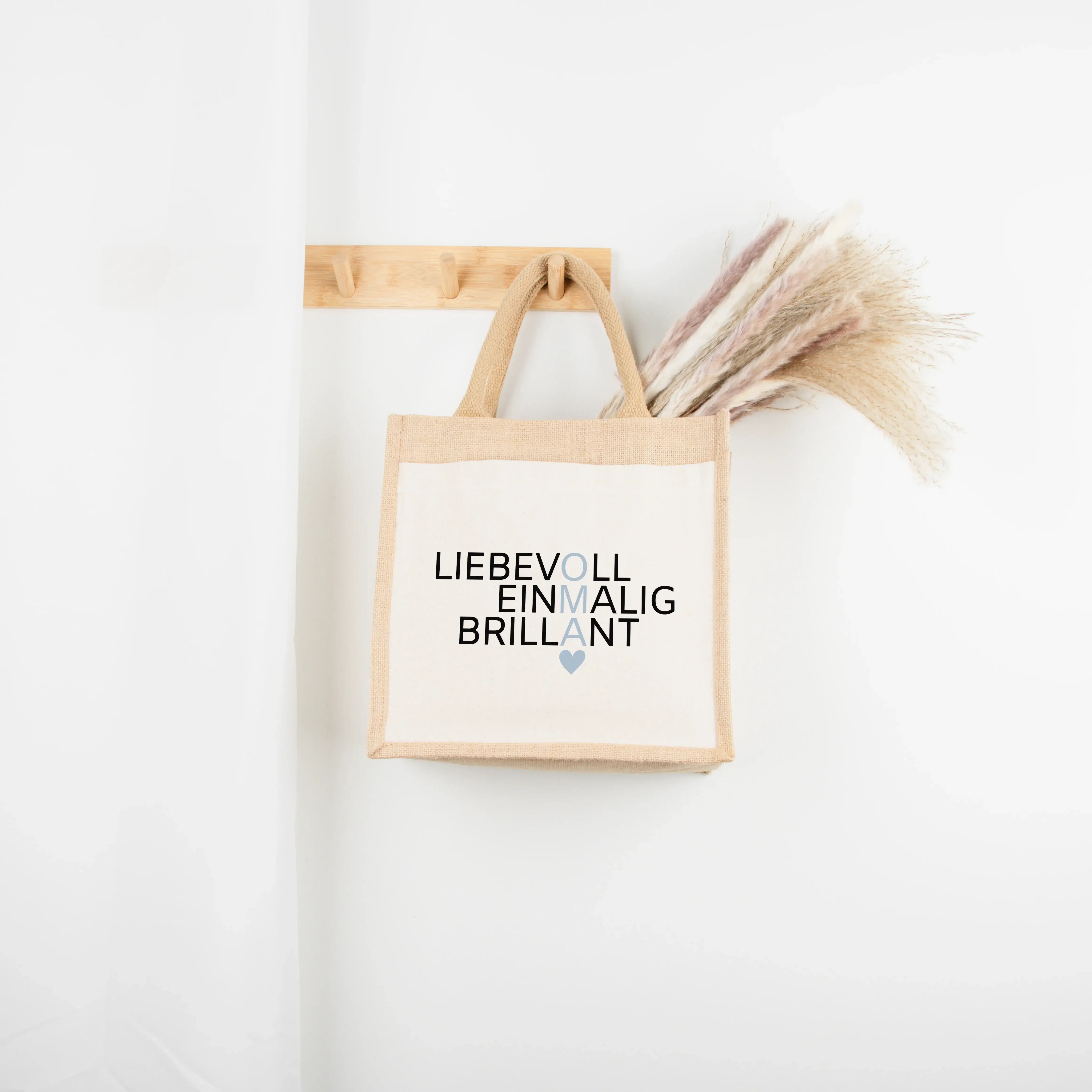 Jutetasche Oma Bedeutung - Jutetasche - famprints - Suchst du ein besonderes Geschenk für deine Oma? Unsere Jutetasche Oma Bedeutung ist genau das Richtige! Auf der Tasche sind die drei liebevollen Wörter „Liebevoll“, „Einmalig“ und „Brillant“ untereinand