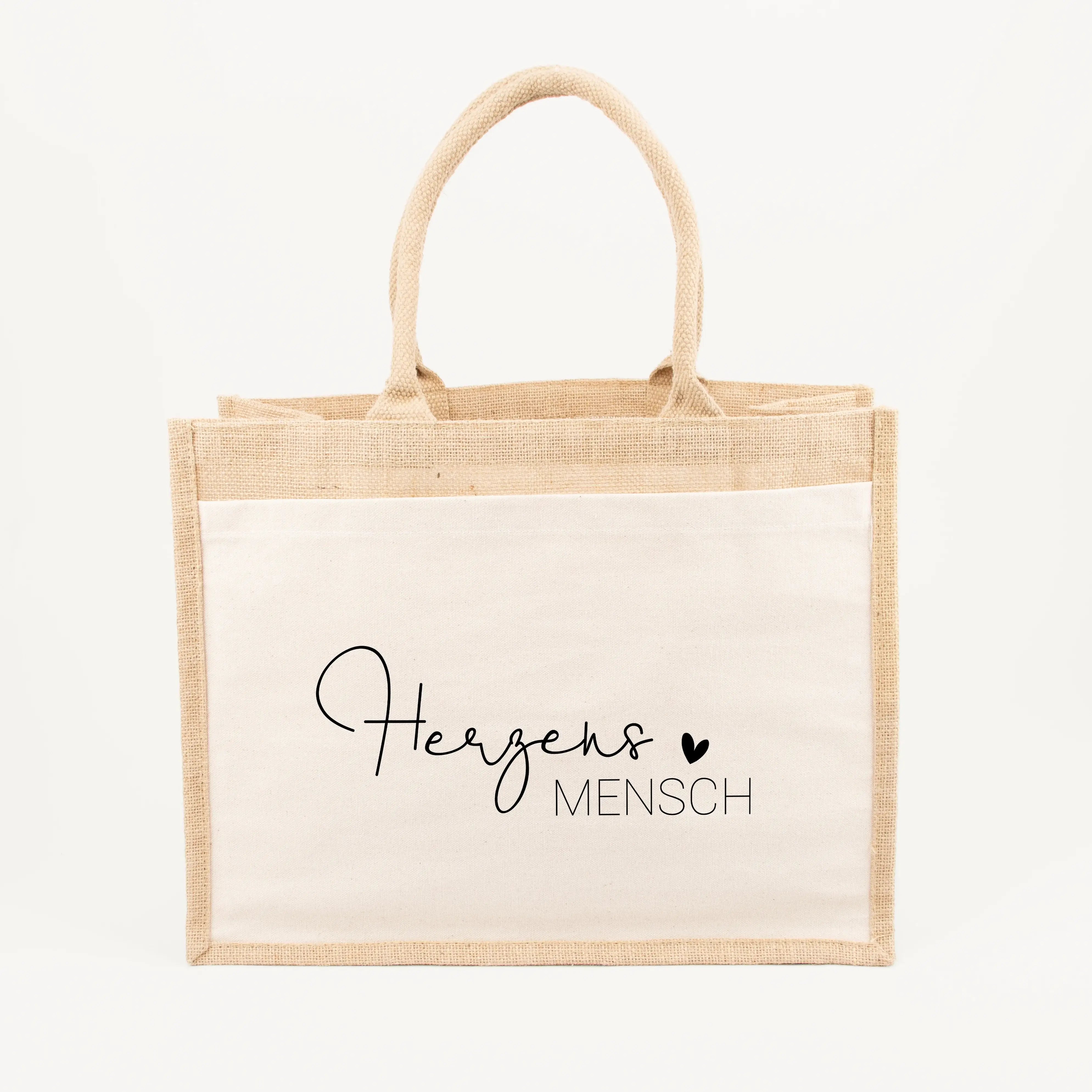 Jutetasche Herzensmensch-Jutetasche-famprints-Die Jutetasche Herzensmensch von famprints ist mehr als nur eine Tasche – sie ist eine liebevolle Botschaft für Menschen, die dir besonders nahestehen. Mit dem feinen Schriftzug Herzensmensch und dem kleinen H