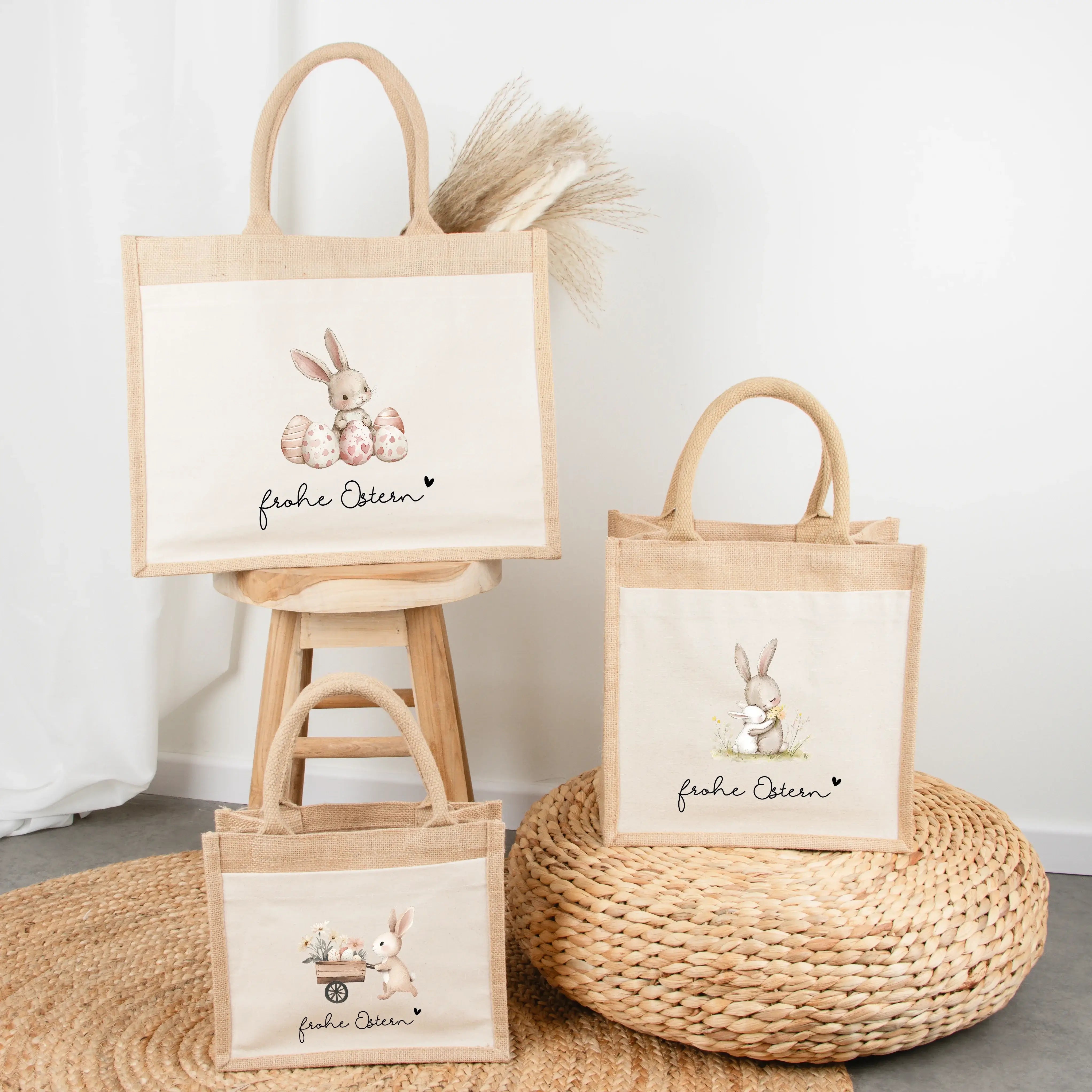 Jutetasche Frohe Ostern-Jutetasche-famprints-Die Jutetasche Frohe Ostern von famprints ist mehr als nur eine Oster Tasche – sie ist ein liebevolles Detail für dein Osterfest. Ob als Geschenkverpackung für kleine Präsente, als Ostergeschenk für Kinder oder