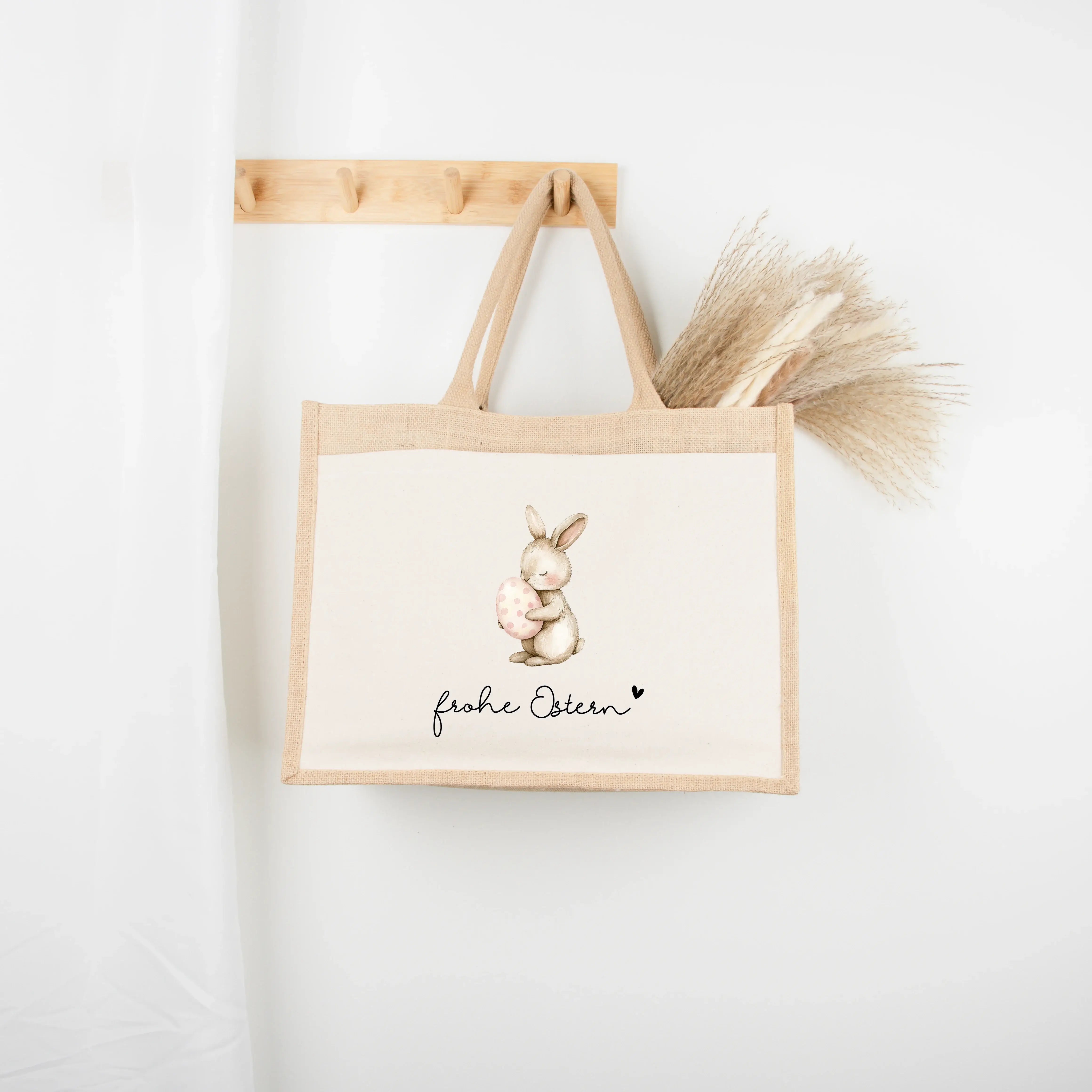 Jutetasche Frohe Ostern-Jutetasche-famprints-Die Jutetasche Frohe Ostern von famprints ist mehr als nur eine Oster Tasche – sie ist ein liebevolles Detail für dein Osterfest. Ob als Geschenkverpackung für kleine Präsente, als Ostergeschenk für Kinder oder