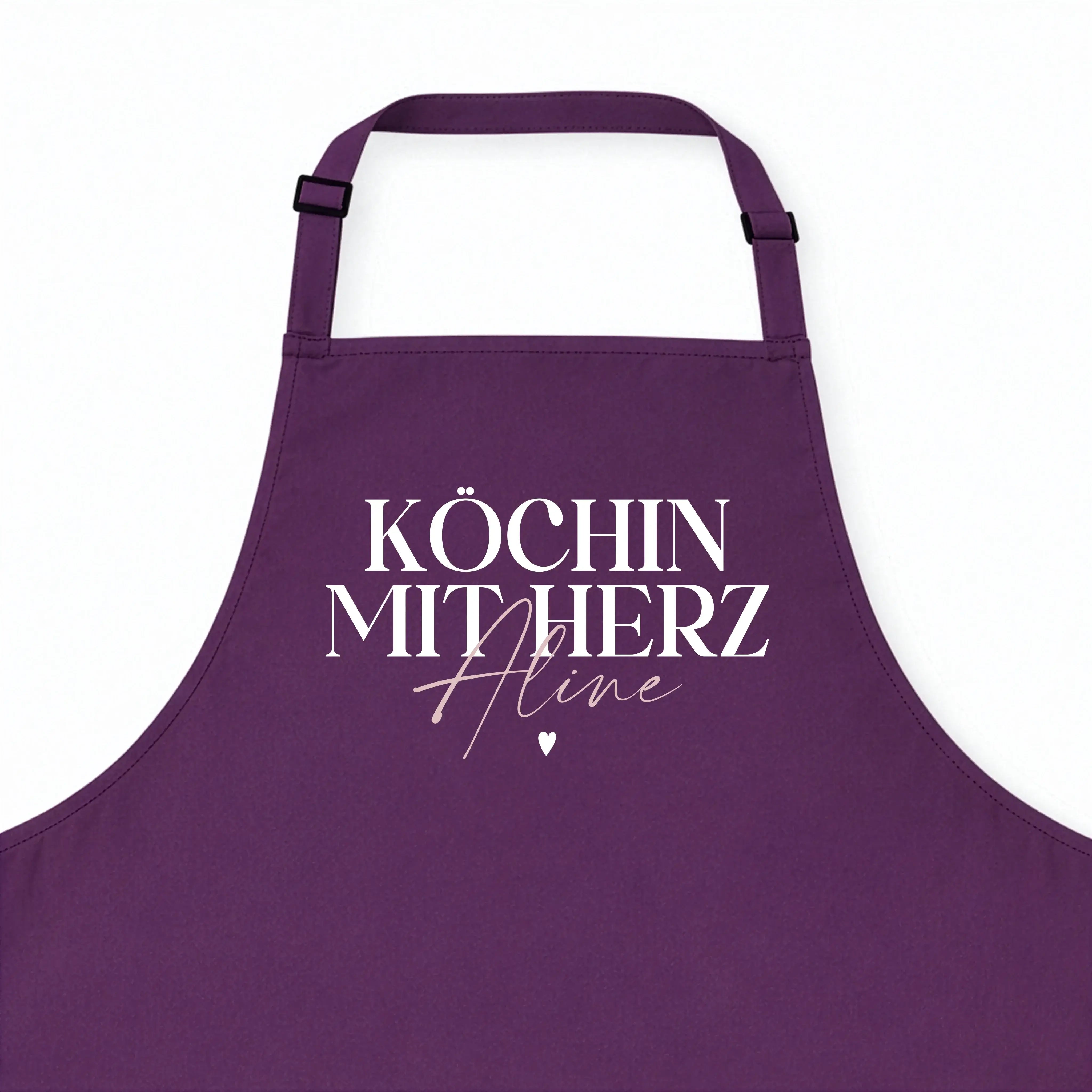 Kochschürze Köchin mit Herz--famprints-Die Kochschürze Köchin mit Herz von famprints ist mehr als nur ein praktisches Küchenaccessoire. Sie wird zu einem persönlichen Lieblingsstück, das Kochen, Backen und Zubereiten begleitet. Mit deinem Wunschnamen gest