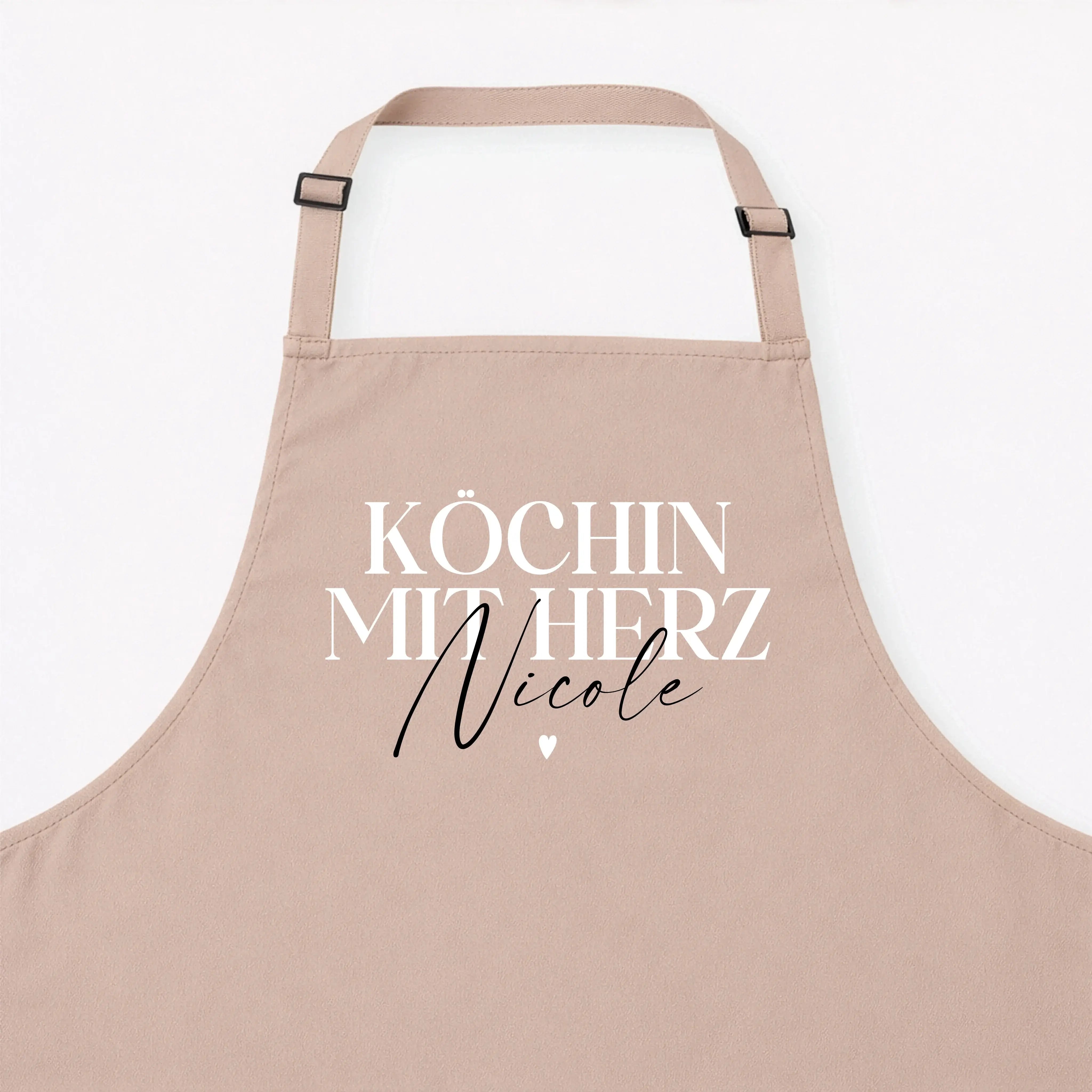 Kochschürze Köchin mit Herz--famprints-Die Kochschürze Köchin mit Herz von famprints ist mehr als nur ein praktisches Küchenaccessoire. Sie wird zu einem persönlichen Lieblingsstück, das Kochen, Backen und Zubereiten begleitet. Mit deinem Wunschnamen gest
