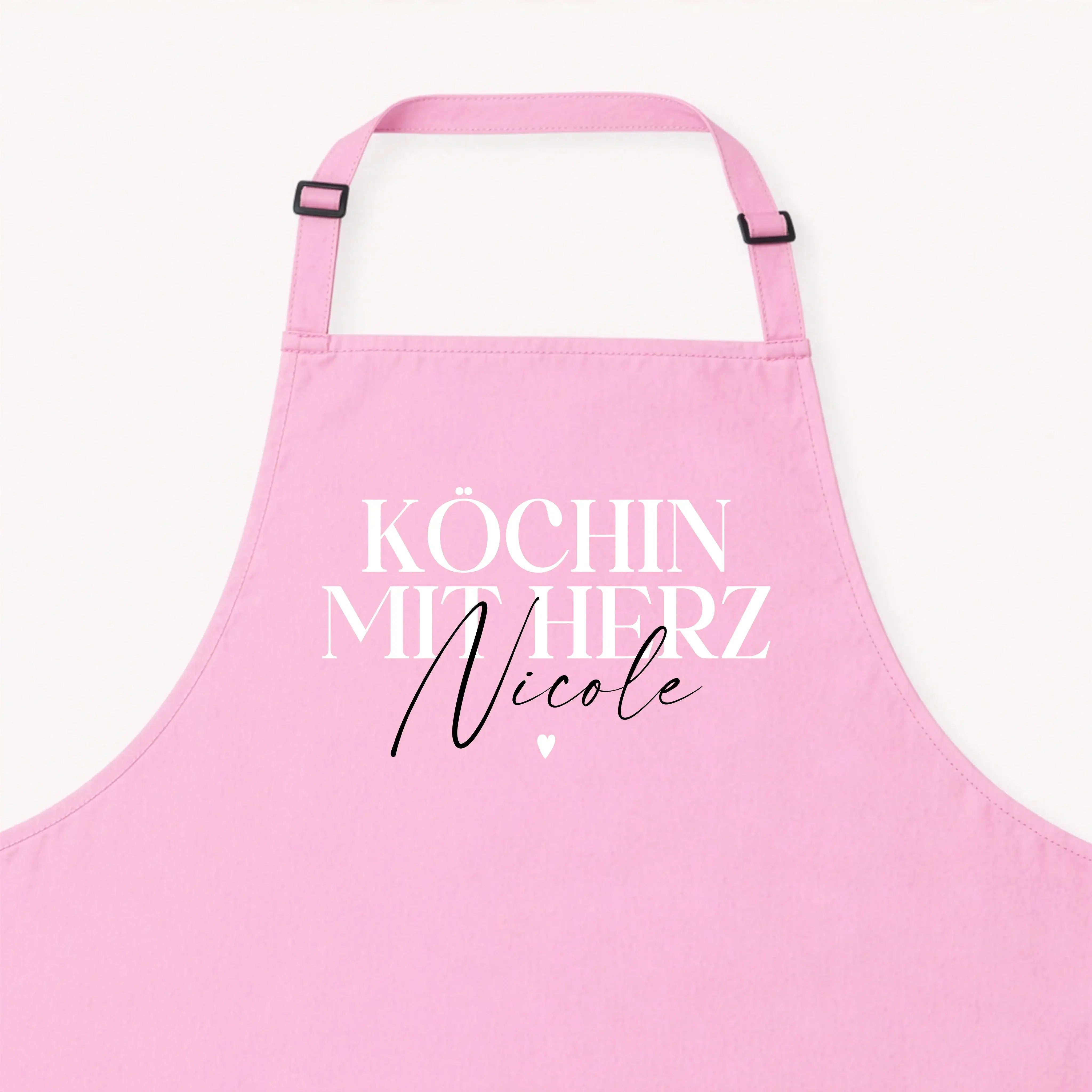 Kochschürze Köchin mit Herz--famprints-Die Kochschürze Köchin mit Herz von famprints ist mehr als nur ein praktisches Küchenaccessoire. Sie wird zu einem persönlichen Lieblingsstück, das Kochen, Backen und Zubereiten begleitet. Mit deinem Wunschnamen gest
