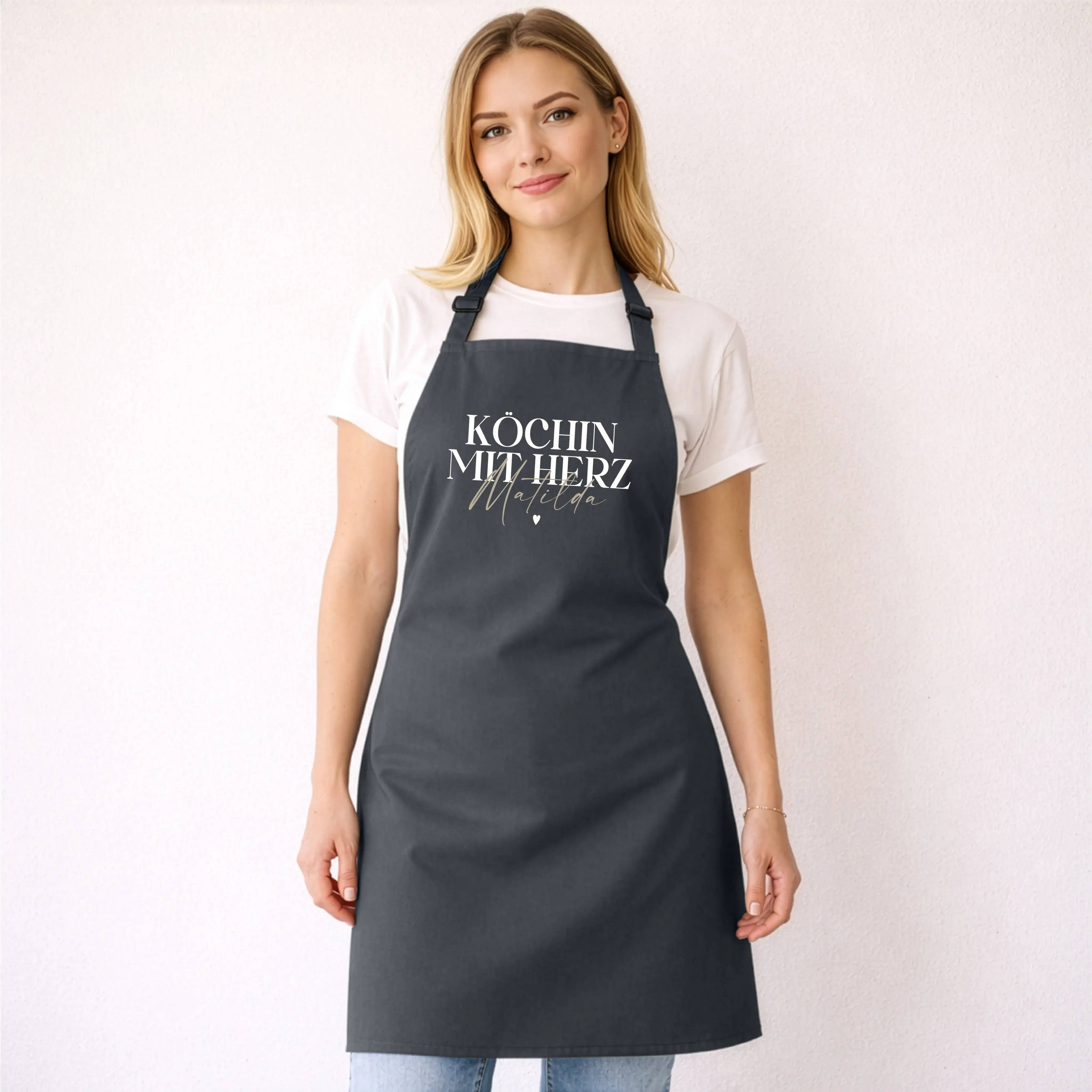 Kochschürze Köchin mit Herz-Kochschürze-famprints-Die Kochschürze Köchin mit Herz von famprints ist mehr als nur ein praktisches Küchenaccessoire. Sie wird zu einem persönlichen Lieblingsstück, das Kochen, Backen und Zubereiten begleitet. Mit deinem Wunsc