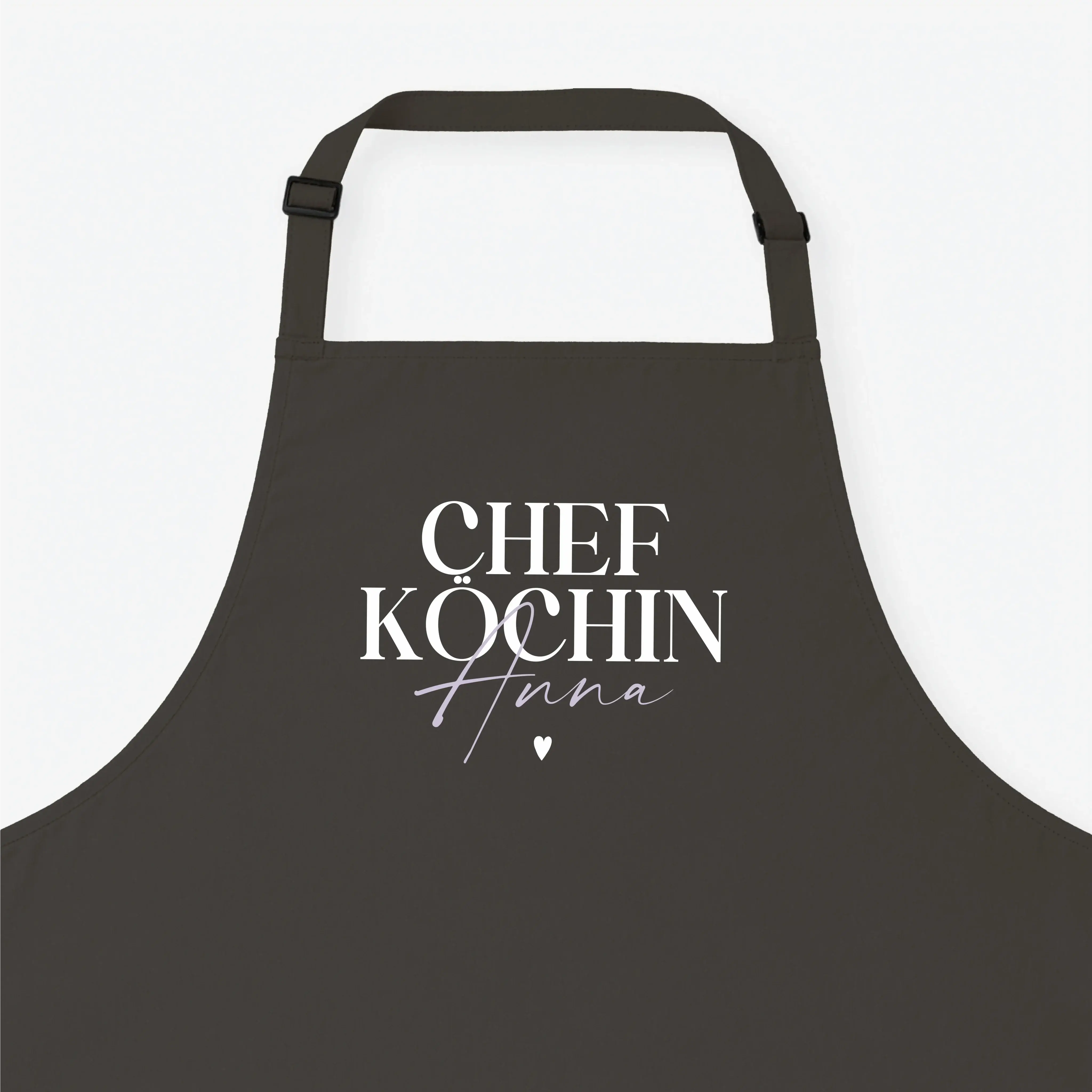 Kochschürze Chefköchin-Kochschürze-famprints-Die Kochschürze Chefköchin von famprints ist mehr als ein praktisches Küchenaccessoire. Sie wird mit deinem Wunschnamen personalisiert und macht Kochen, Backen und Vorbereiten zu etwas Persönlichem. Der Schrift