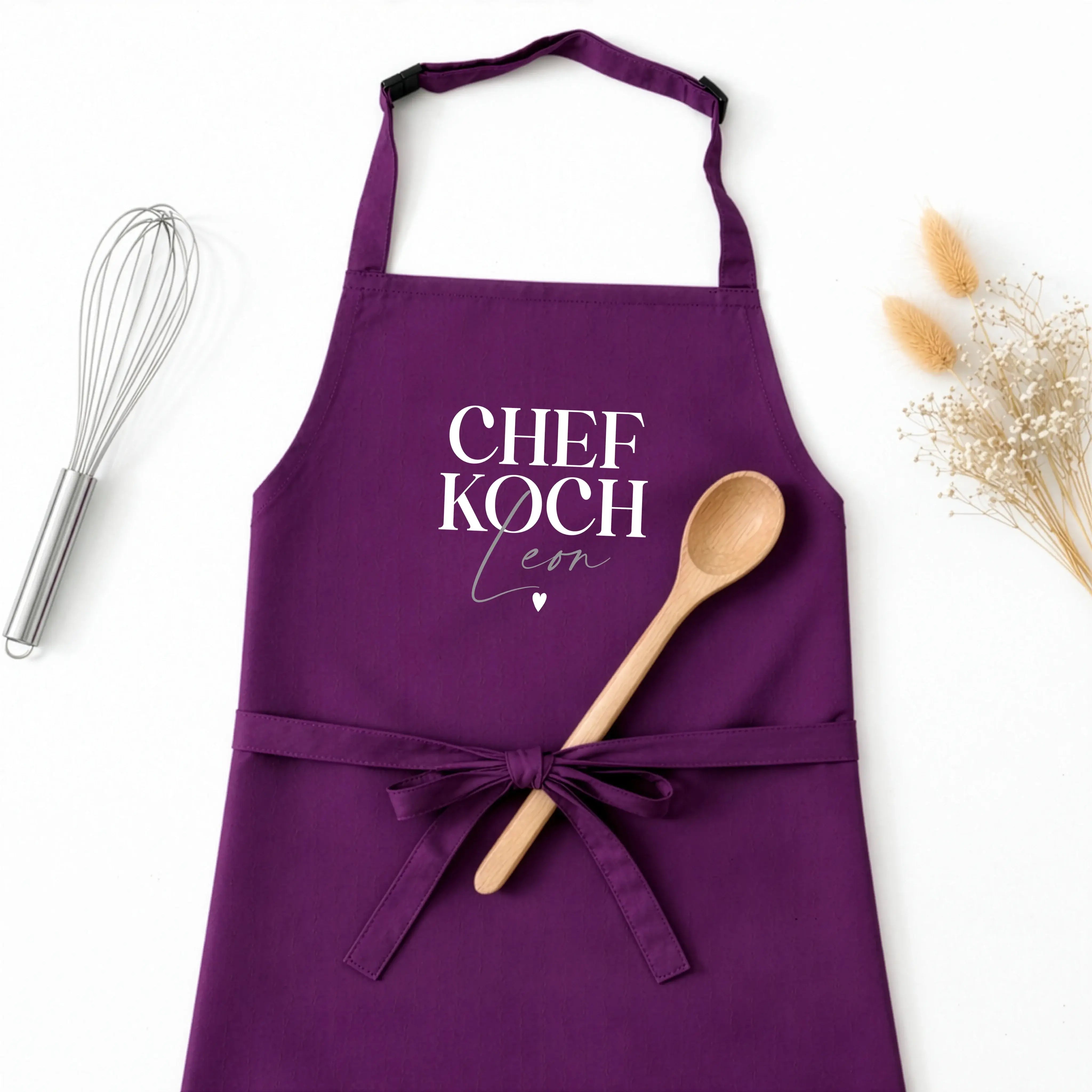 Kochschürze Chefkoch-Kochschürze-famprints-Die Kochschürze Chefkoch von famprints ist mehr als ein praktisches Küchenaccessoire. Sie wird mit deinem Wunschnamen personalisiert und verwandelt jedes Kochen in einen ganz persönlichen Moment. Der klare Schri