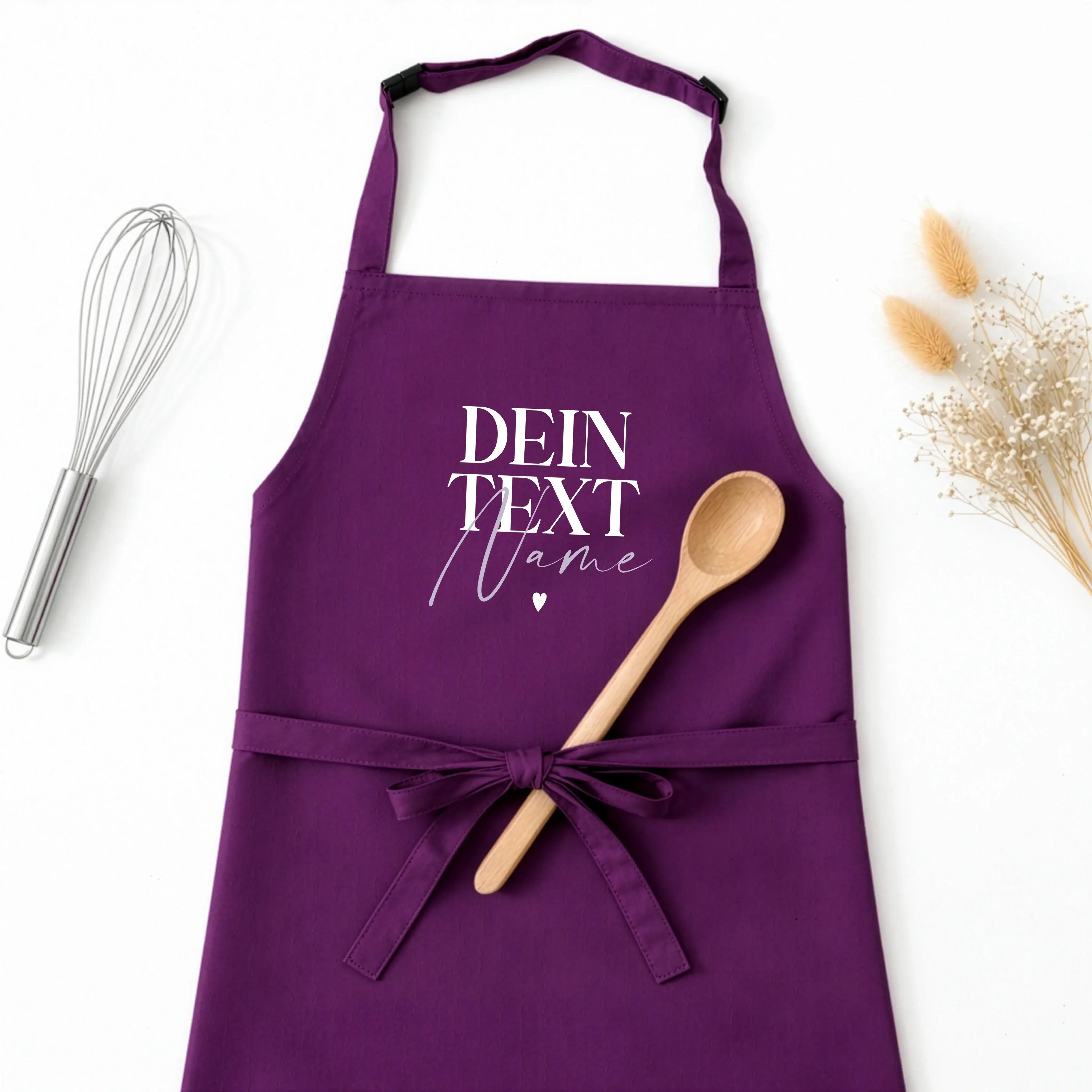 Kochschürze Dein Text-Kochschürze-famprints-Die Kochschürze Dein Text von famprints macht aus dem Kochen etwas Persönliches. Du gestaltest deine Schürze genau so, wie sie zu dir oder zur beschenkten Person passt. Ob Name, kurzer Spruch oder eine liebevoll