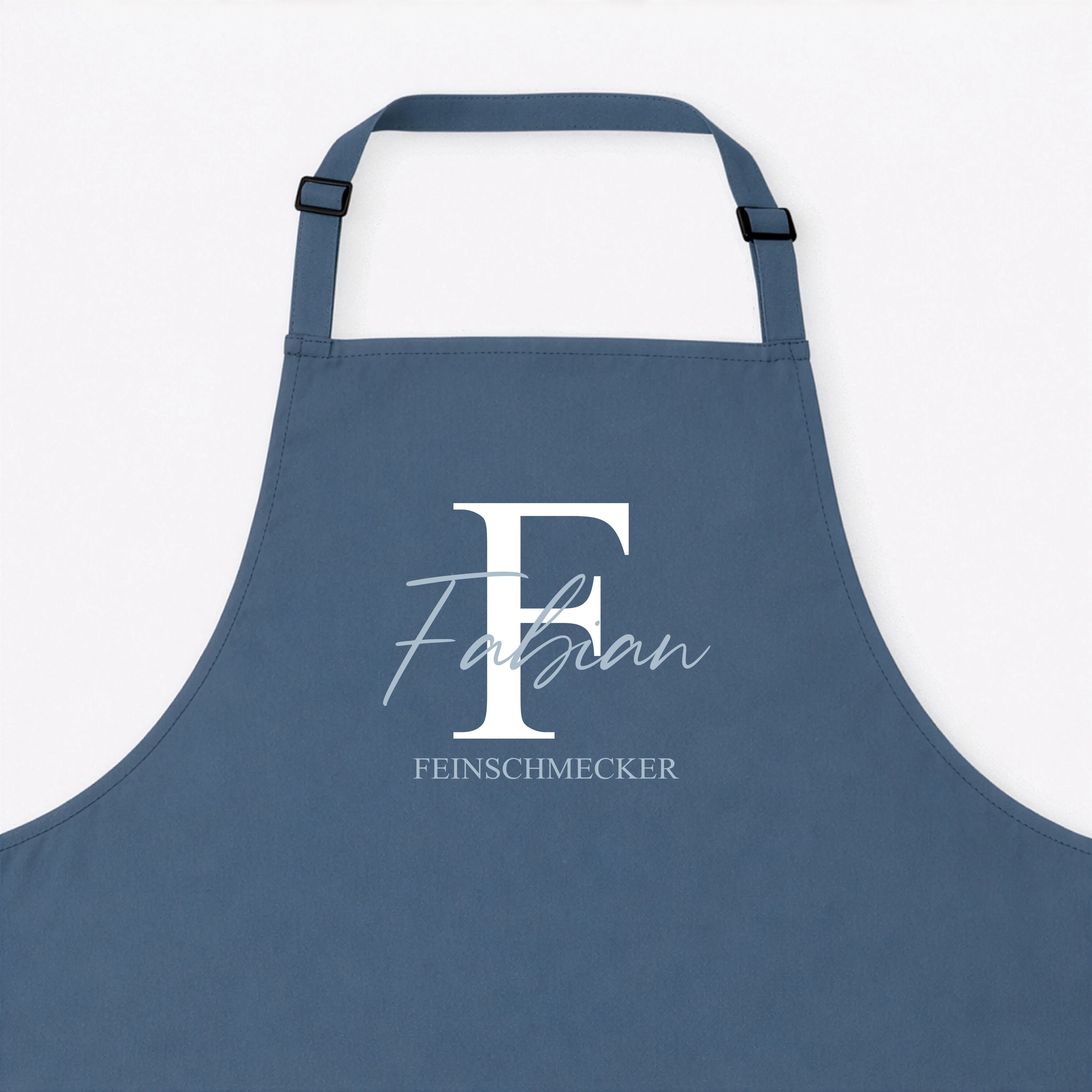 Kochschürze Initial + Text-Kochschürze-famprints-Die Kochschürze Initial + Text von famprints macht aus einem Alltagsprodukt ein persönliches Statement für Küche, Grill oder Backstube. Dein gewähltes Initial bildet den Mittelpunkt des Designs und wird mit