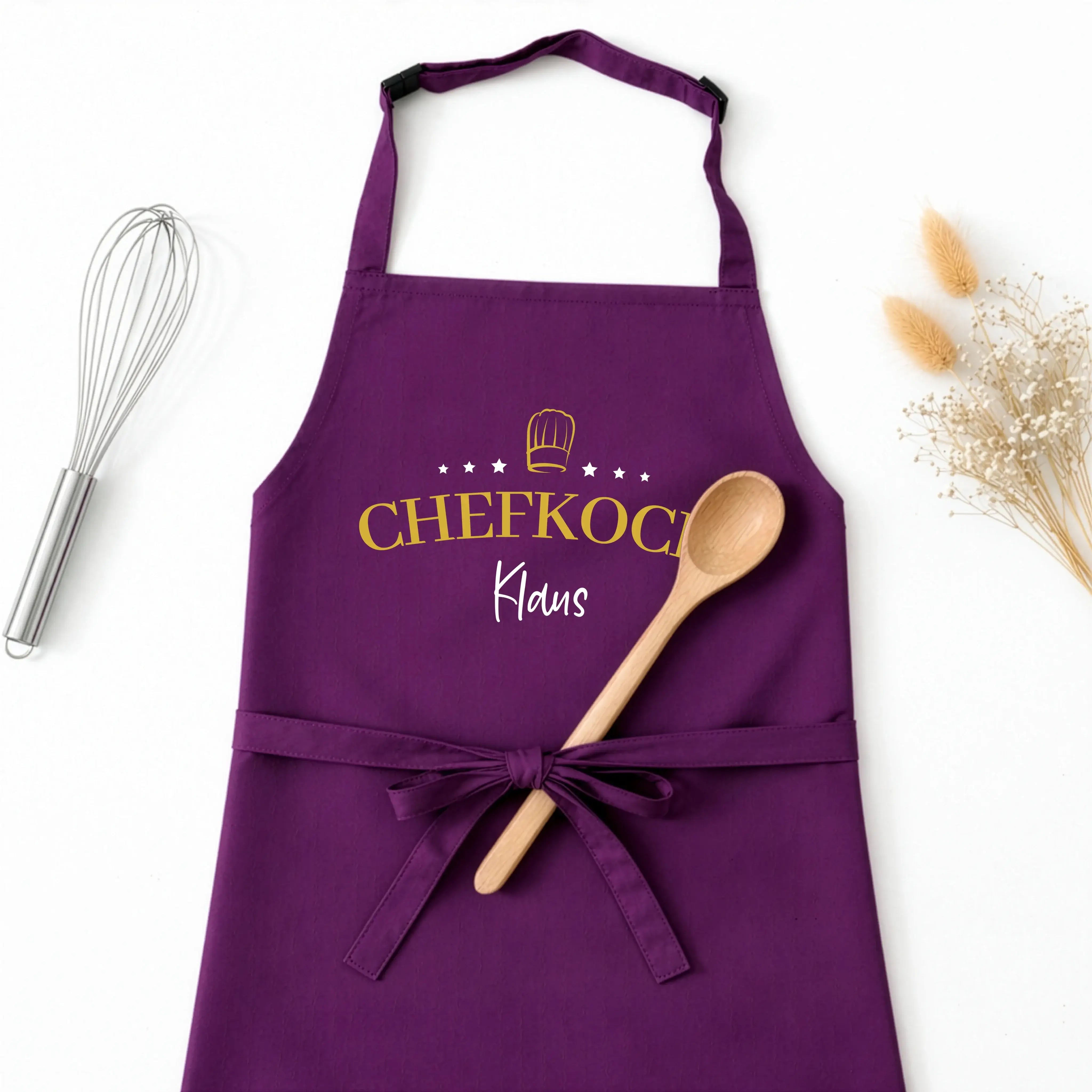 Kochschürze Chefkoch Sterne-Kochschürze-famprints-Die Kochschürze Chefkoch Sterne ist das perfekte Geschenk für alle, die gern am Herd stehen und dabei Persönlichkeit zeigen wollen. Mit dem markanten Chefkoch Schriftzug, den Sternen und der edlen Kochmütz