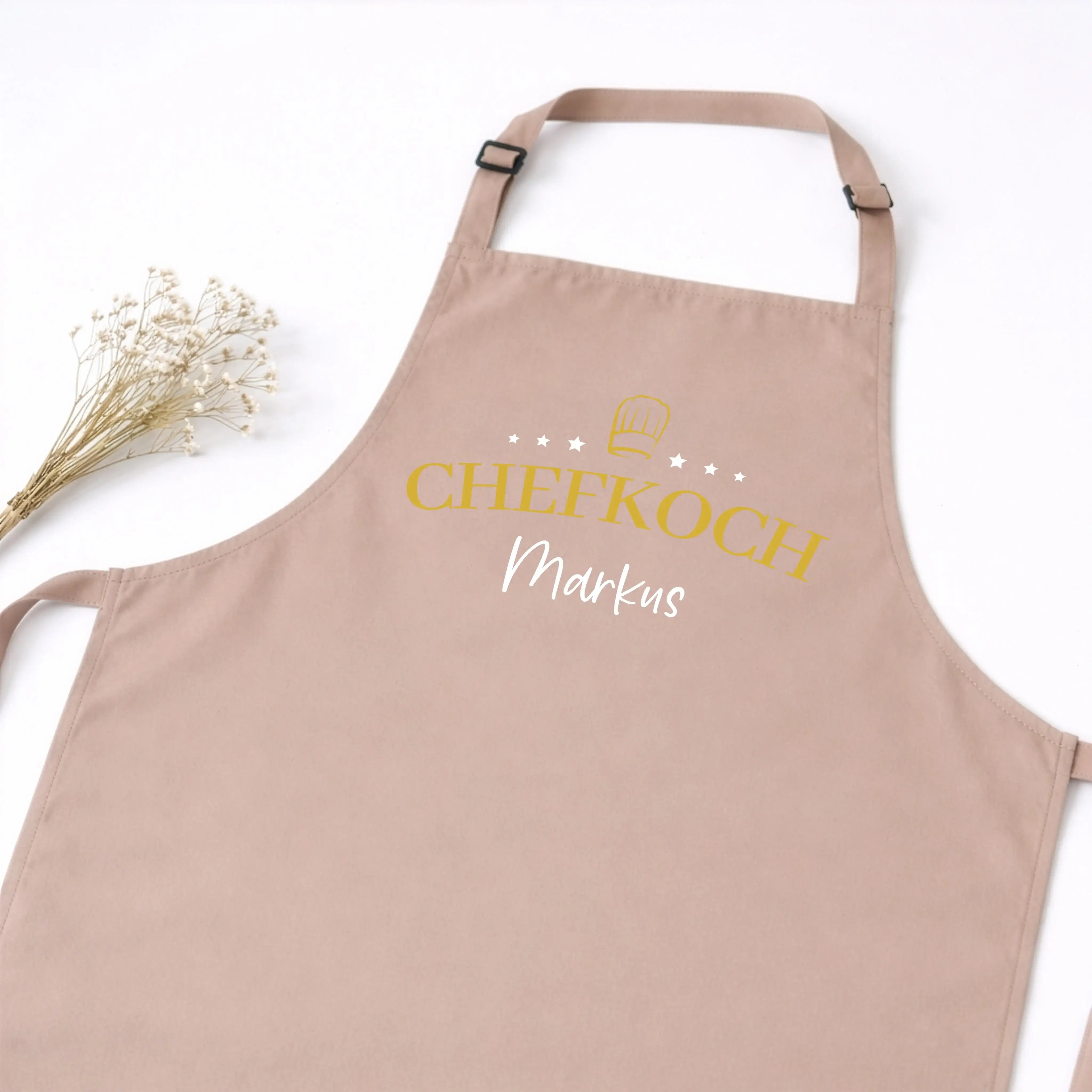Kochschürze Chefkoch Sterne-Kochschürze-famprints-Die Kochschürze Chefkoch Sterne ist das perfekte Geschenk für alle, die gern am Herd stehen und dabei Persönlichkeit zeigen wollen. Mit dem markanten Chefkoch Schriftzug, den Sternen und der edlen Kochmütz