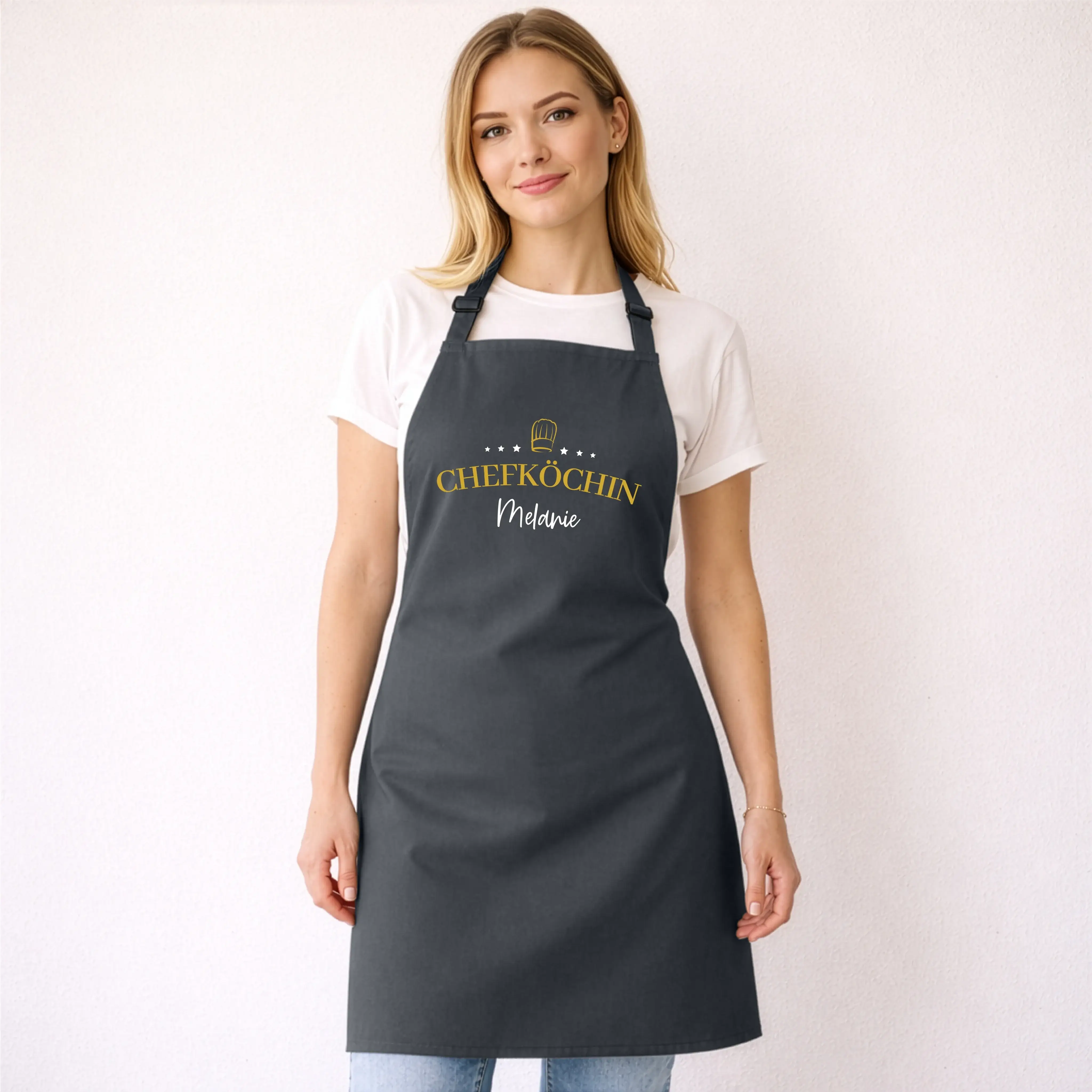 Kochschürze Chefköchin Sterne-Kochschürze-famprints-Diese Kochschürze Chefköchin Sterne ist mehr als ein praktisches Küchenaccessoire. Sie macht aus jedem Kochmoment ein persönliches Statement. Das Design kombiniert den eleganten Schriftzug Chefköchin mit