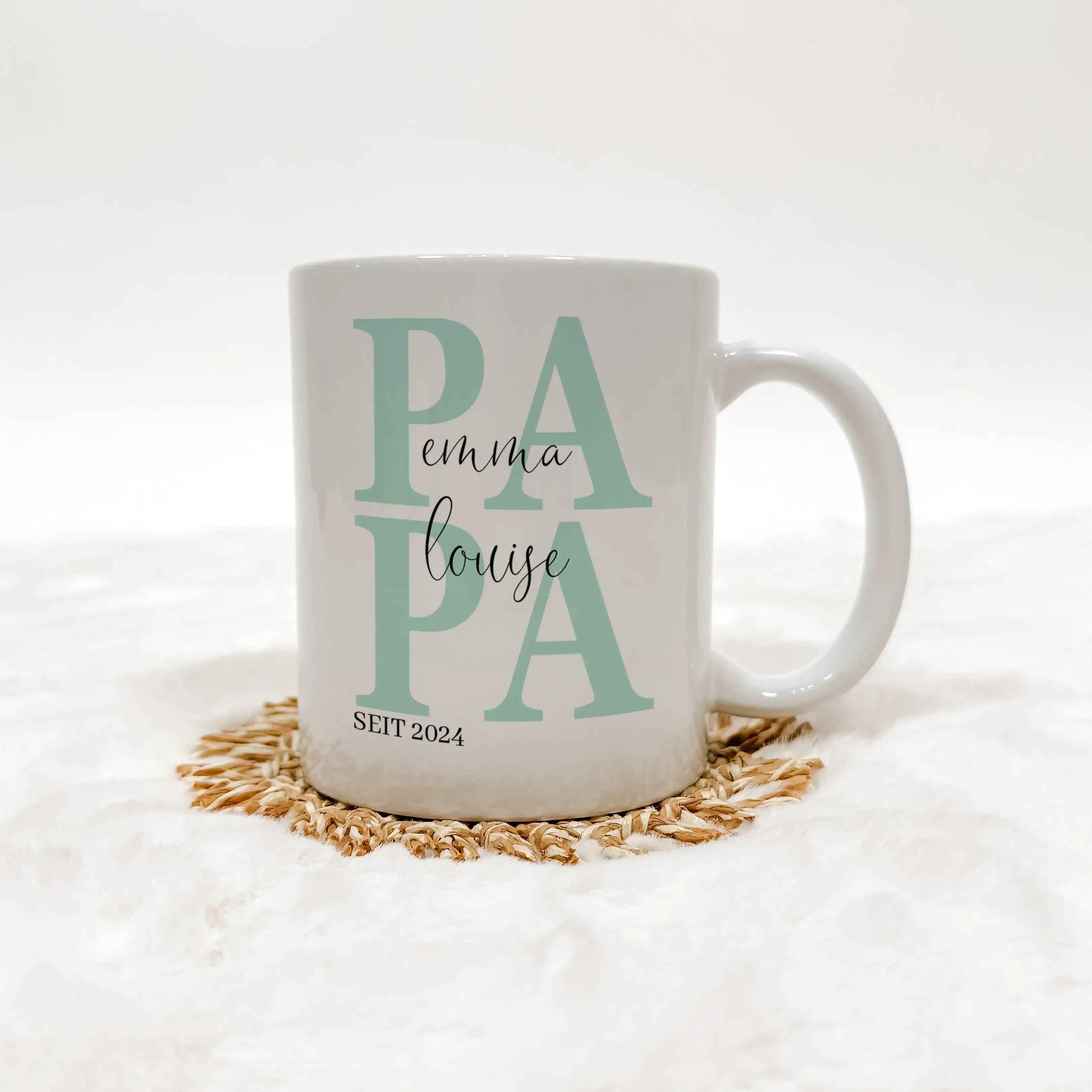 Tasse Papa seit - Keramik Tasse - famprints - Entdecke die Tasse Papa seit – das perfekte Geschenk, um Väter zu feiern und ihnen ein Lächeln ins Gesicht zu zaubern. Mit dieser personalisierten Keramik-Tasse, die Platz für die Namen der Kinder und das Jahr