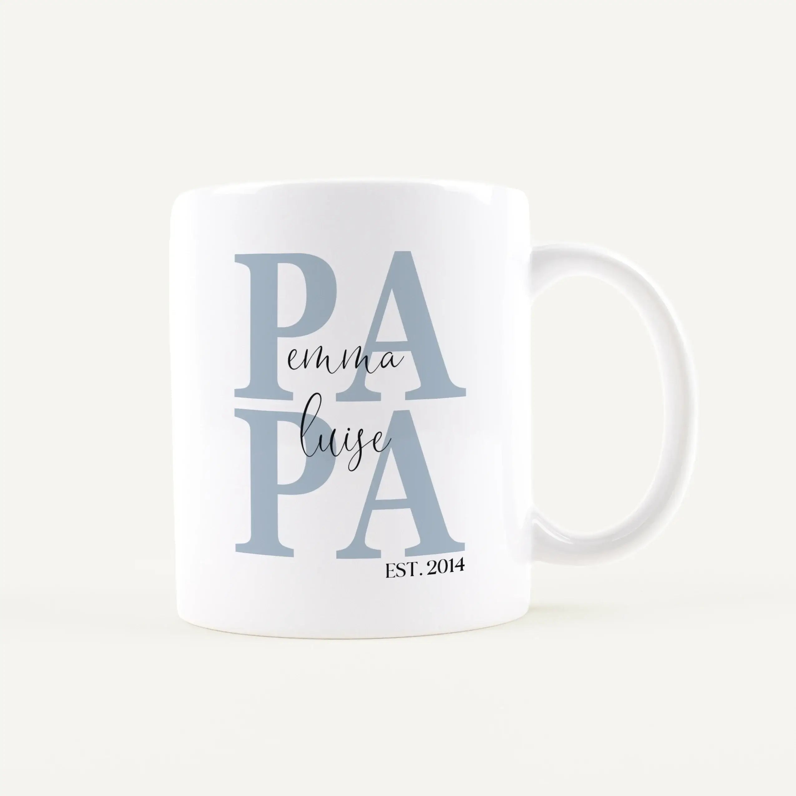 Tasse Papa seit-Keramik Tasse-famprints-Die Tasse Papa seit von famprints ist ein liebevolles Geschenk, das zeigt, wie viel Papa dir bedeutet. Der große, zweizeilige „Papa“-Schriftzug wird in deiner Wunschfarbe gestaltet und trägt als feine Überlagerung d