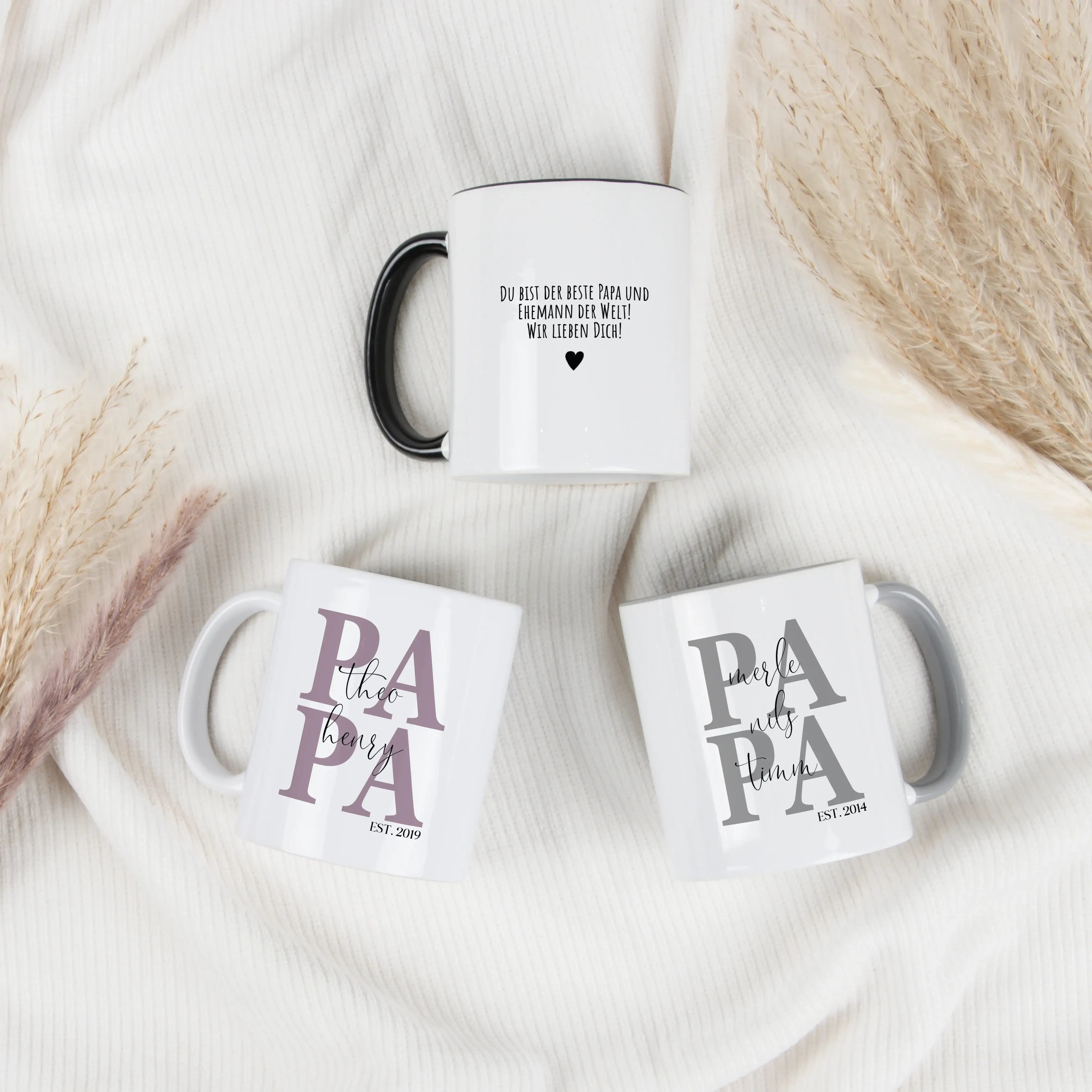 Tasse Papa seit-Keramik Tasse-famprints-Die Tasse Papa seit von famprints ist ein liebevolles Geschenk, das zeigt, wie viel Papa dir bedeutet. Der große, zweizeilige „Papa“-Schriftzug wird in deiner Wunschfarbe gestaltet und trägt als feine Überlagerung d