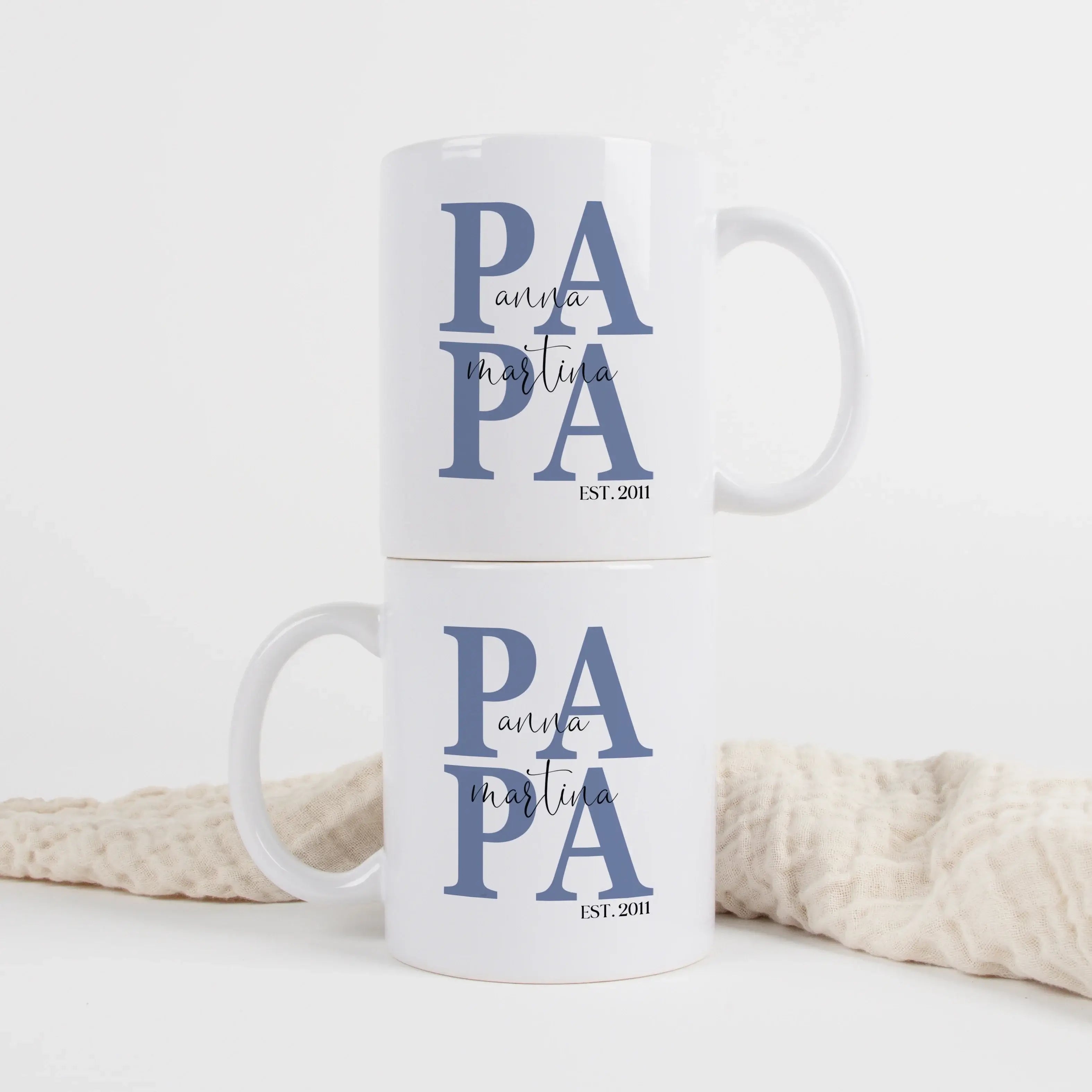 Tasse Papa seit-Keramik Tasse-famprints-Die Tasse Papa seit von famprints ist ein liebevolles Geschenk, das zeigt, wie viel Papa dir bedeutet. Der große, zweizeilige „Papa“-Schriftzug wird in deiner Wunschfarbe gestaltet und trägt als feine Überlagerung d