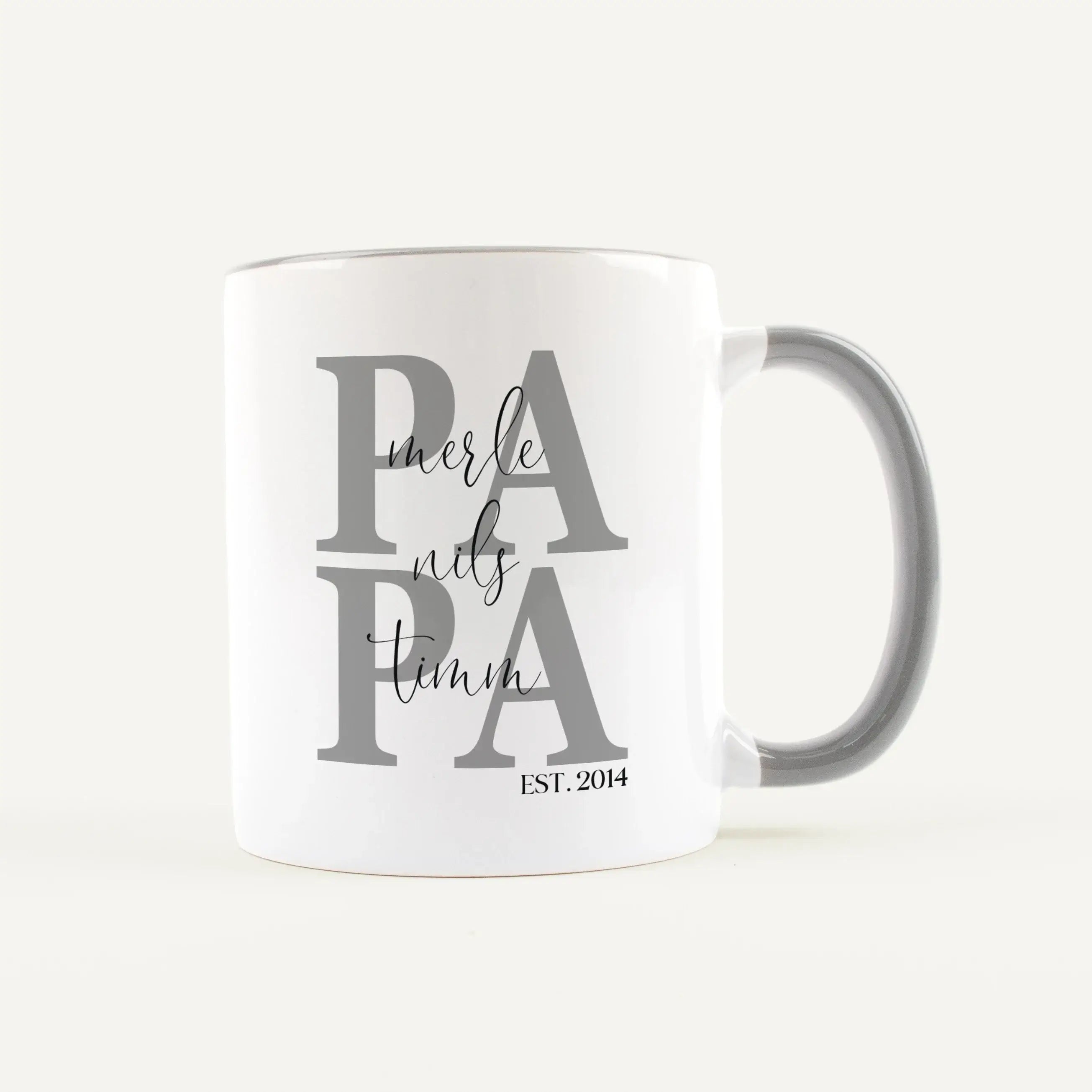 Tasse Papa seit-Keramik Tasse-famprints-Die Tasse Papa seit von famprints ist ein liebevolles Geschenk, das zeigt, wie viel Papa dir bedeutet. Der große, zweizeilige „Papa“-Schriftzug wird in deiner Wunschfarbe gestaltet und trägt als feine Überlagerung d