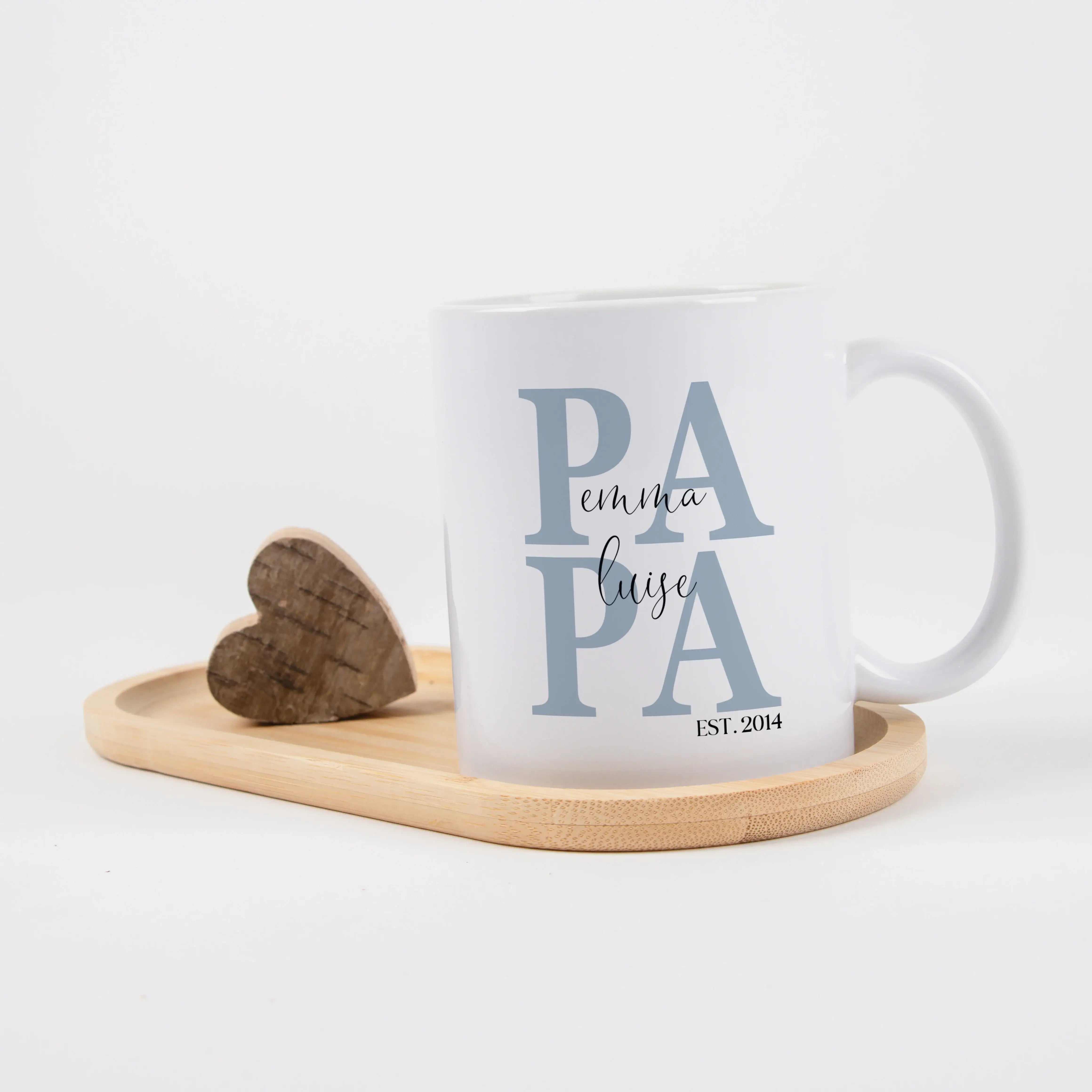Tasse Papa seit-Keramik Tasse-famprints-Die Tasse Papa seit von famprints ist ein liebevolles Geschenk, das zeigt, wie viel Papa dir bedeutet. Der große, zweizeilige „Papa“-Schriftzug wird in deiner Wunschfarbe gestaltet und trägt als feine Überlagerung d